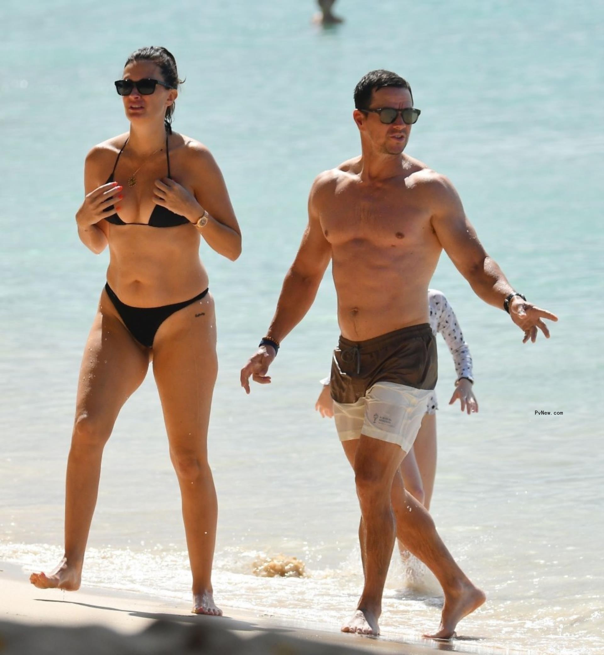 Rhea Durham and Mark Wahlberg on the beach