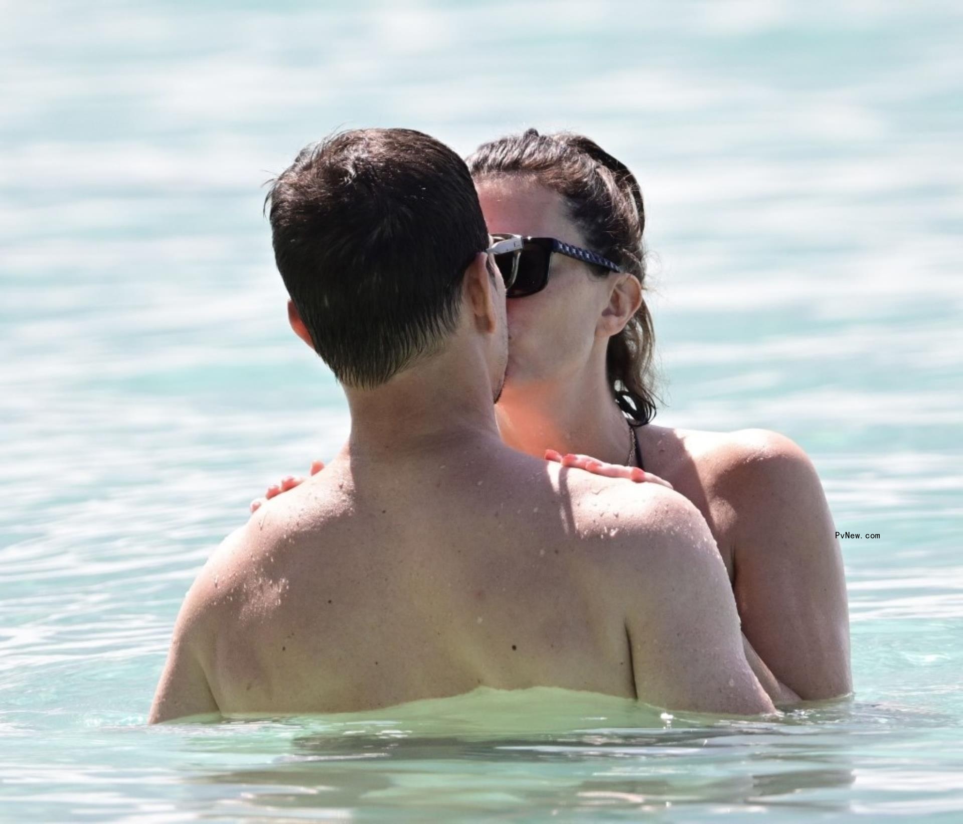 Rhea Durham and Mark Wahlberg kisisng