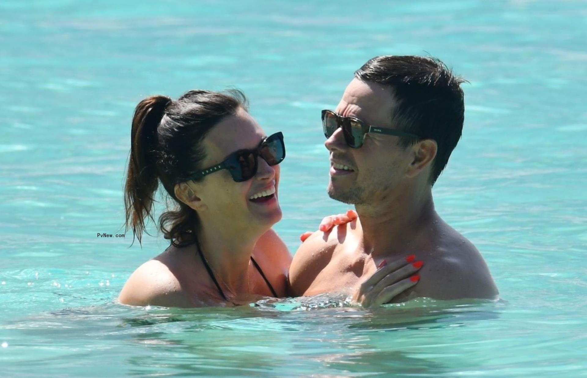 Rhea Durham and Mark Wahlberg swimming
