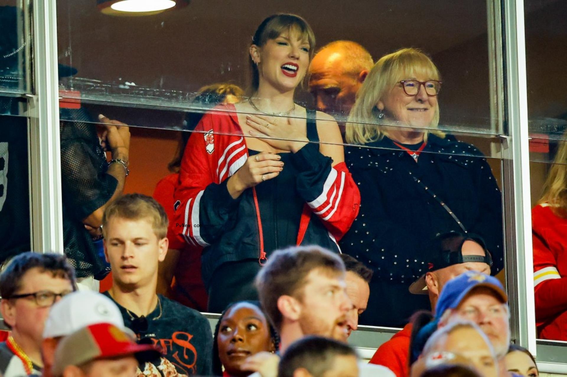 Do<i></i>nna Kelce and Taylor Swift