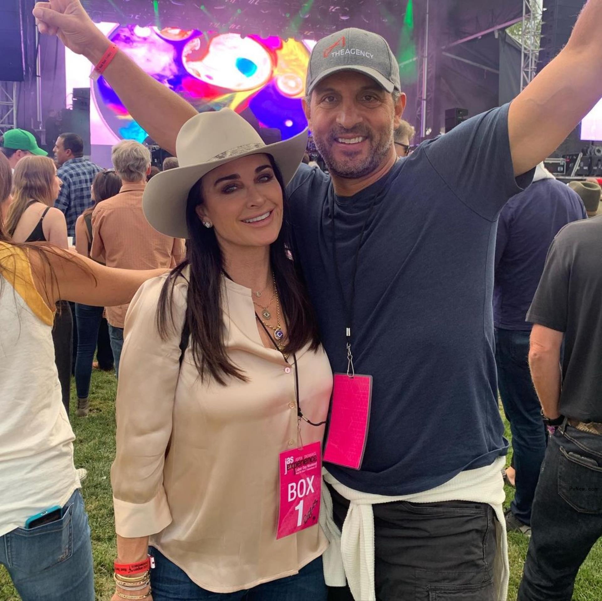 Kyle Richards and Mauricio Umansky posing together