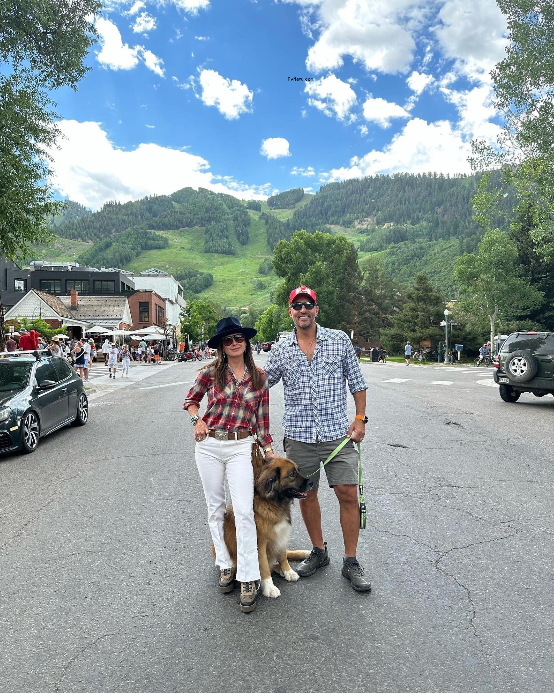 Kyle Richards and Mauricio Umansky posing outside