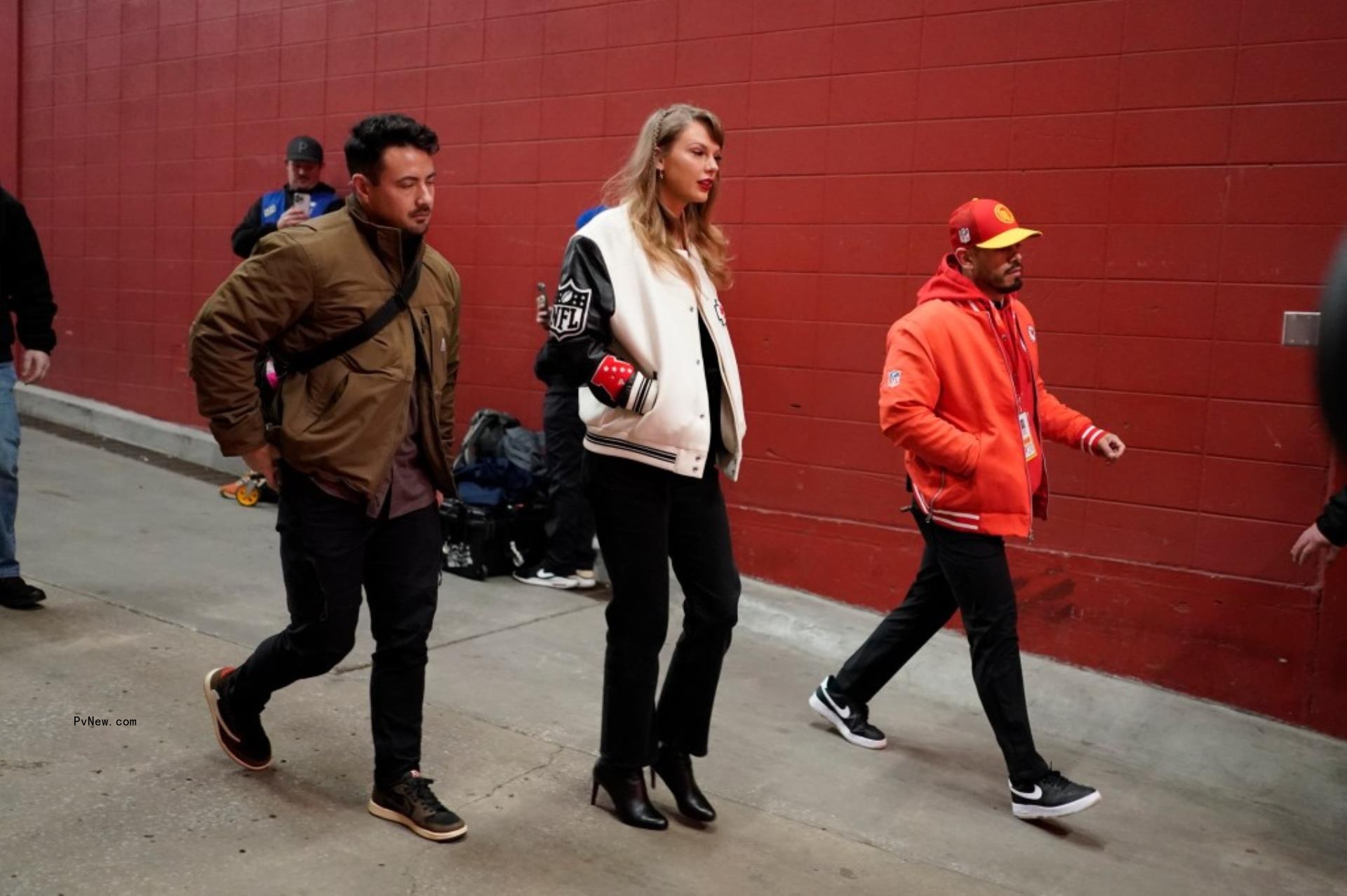 Taylor Swift enters Arrowhead Stadium