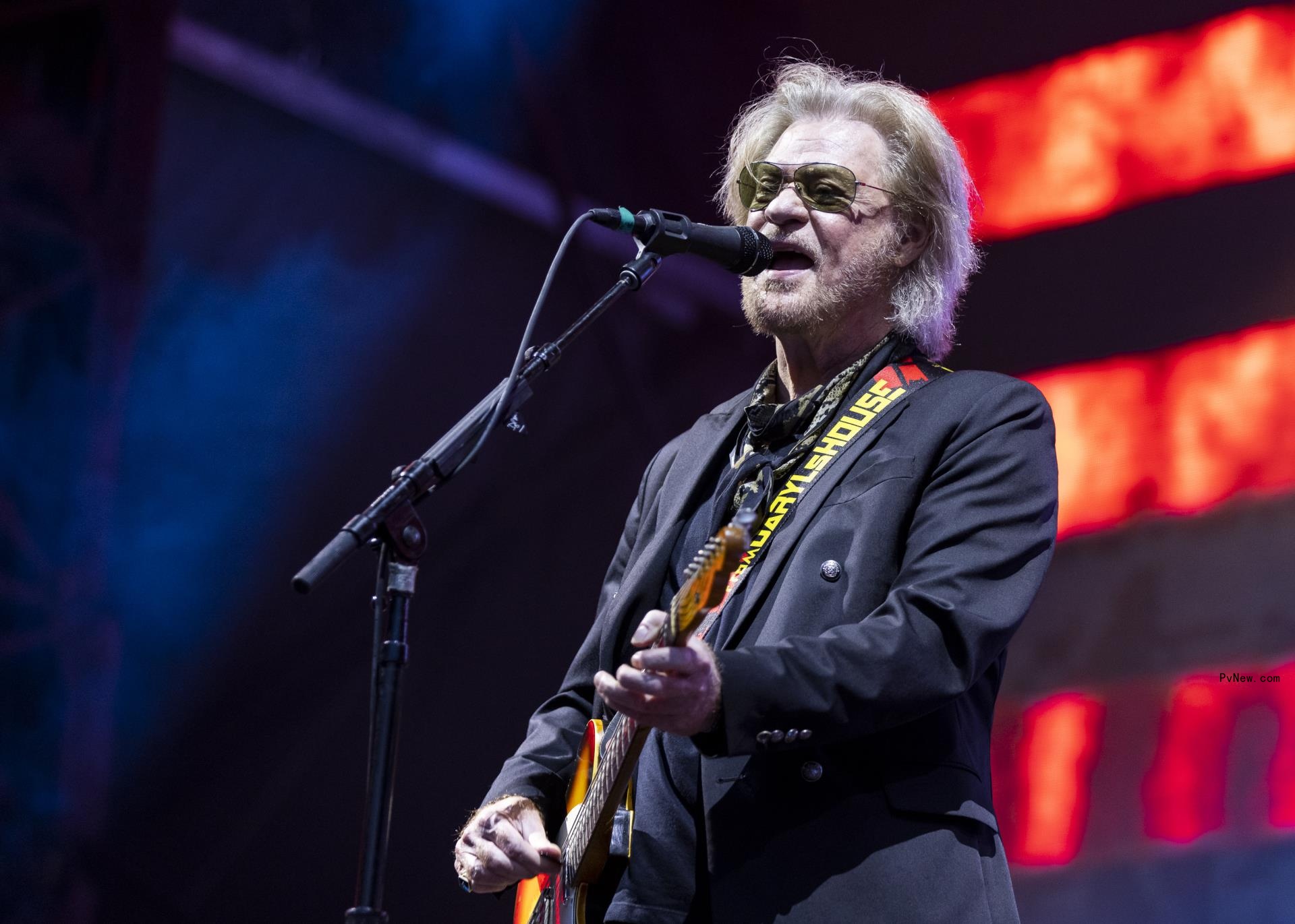 Daryl Hall Plays Co<i></i>ncert Full of Hall & Oates Classics in the Midst of Legal Battle and Restraining Order