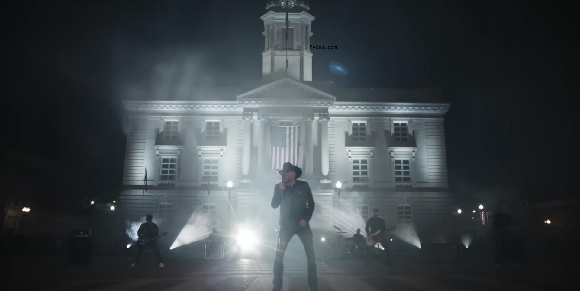 Jason Aldean singing in front of courthouse