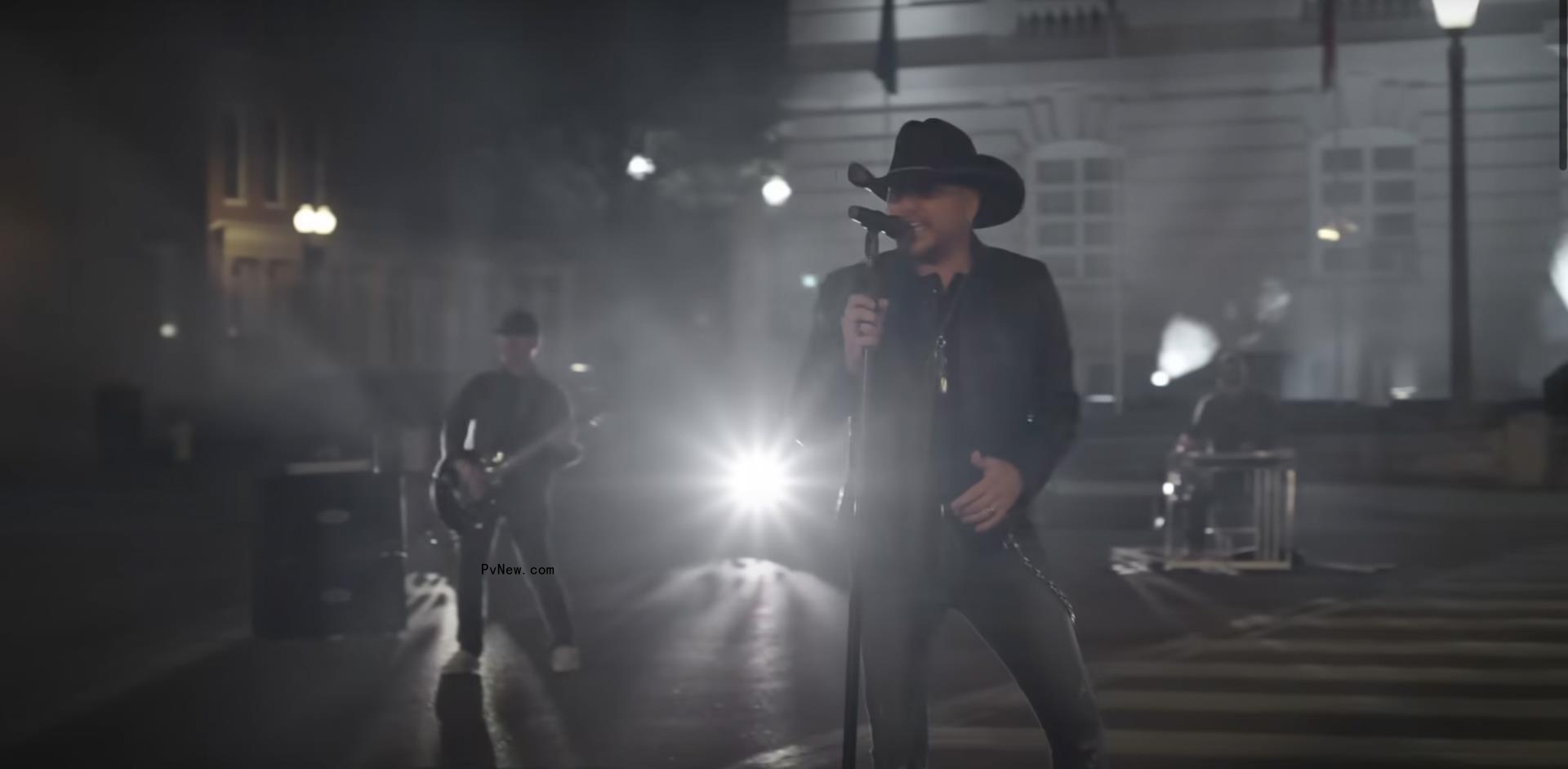Jason Aldean performing.