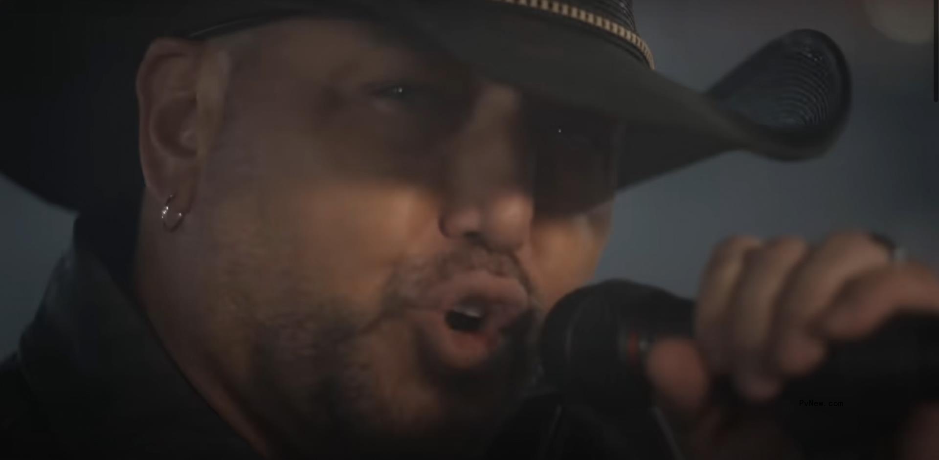 Jason Aldean performing.