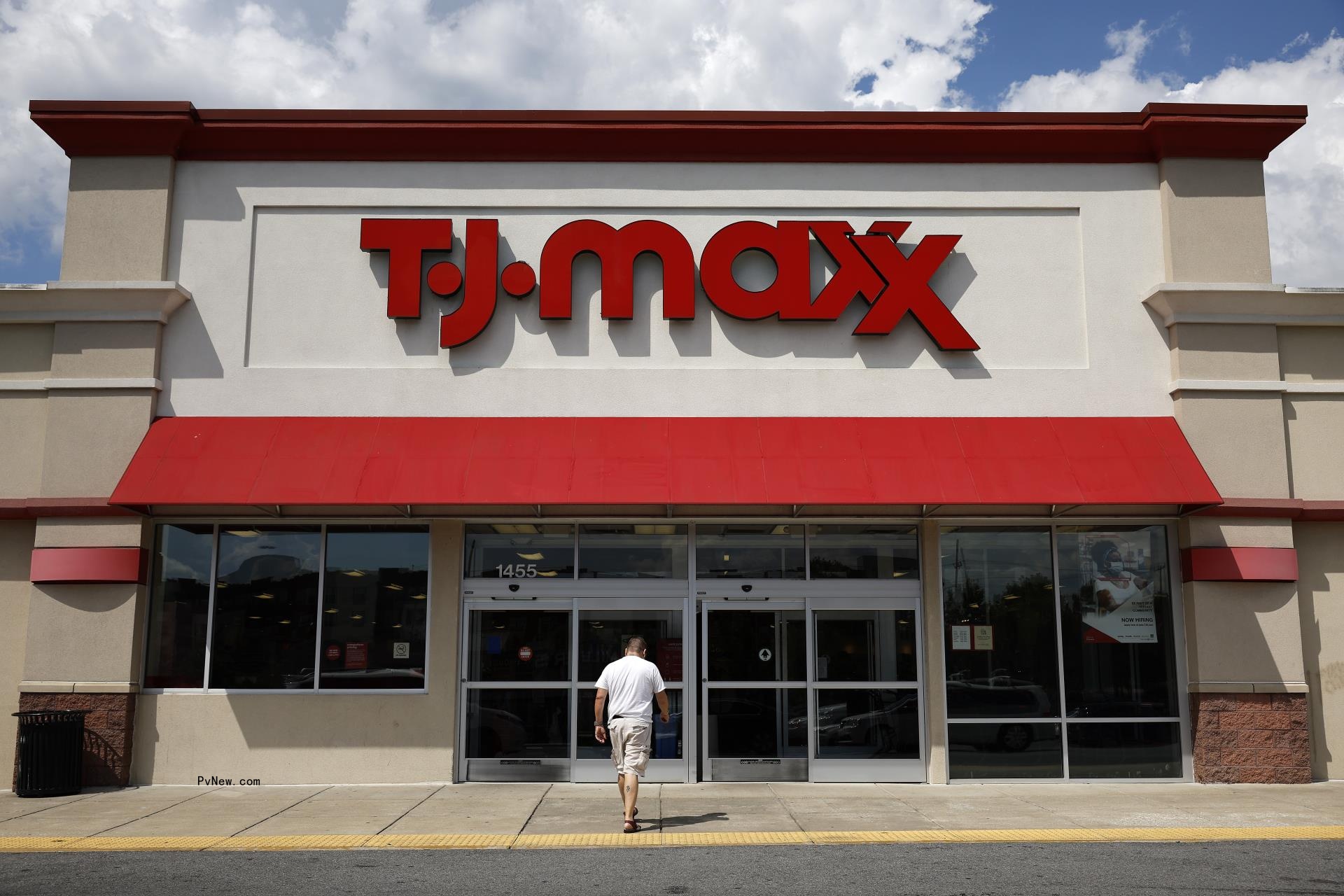 An exterior shot of TJ Maxx.