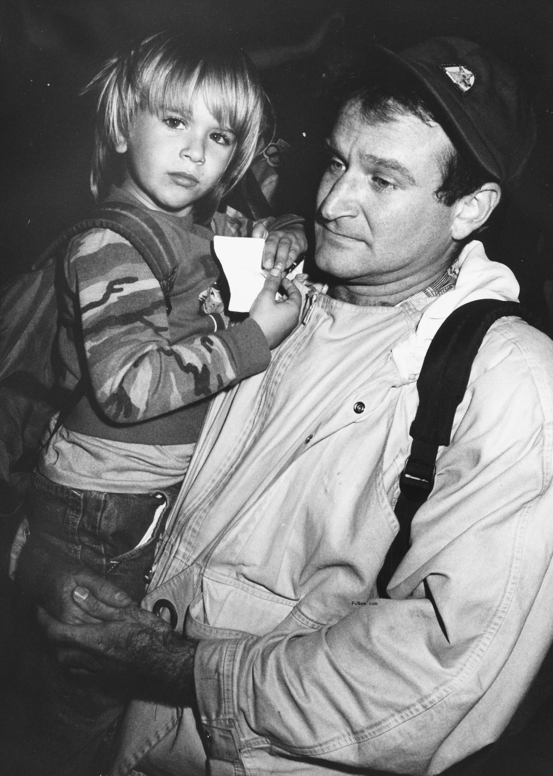 Robin Williams holding his son, Zak, in 1987.