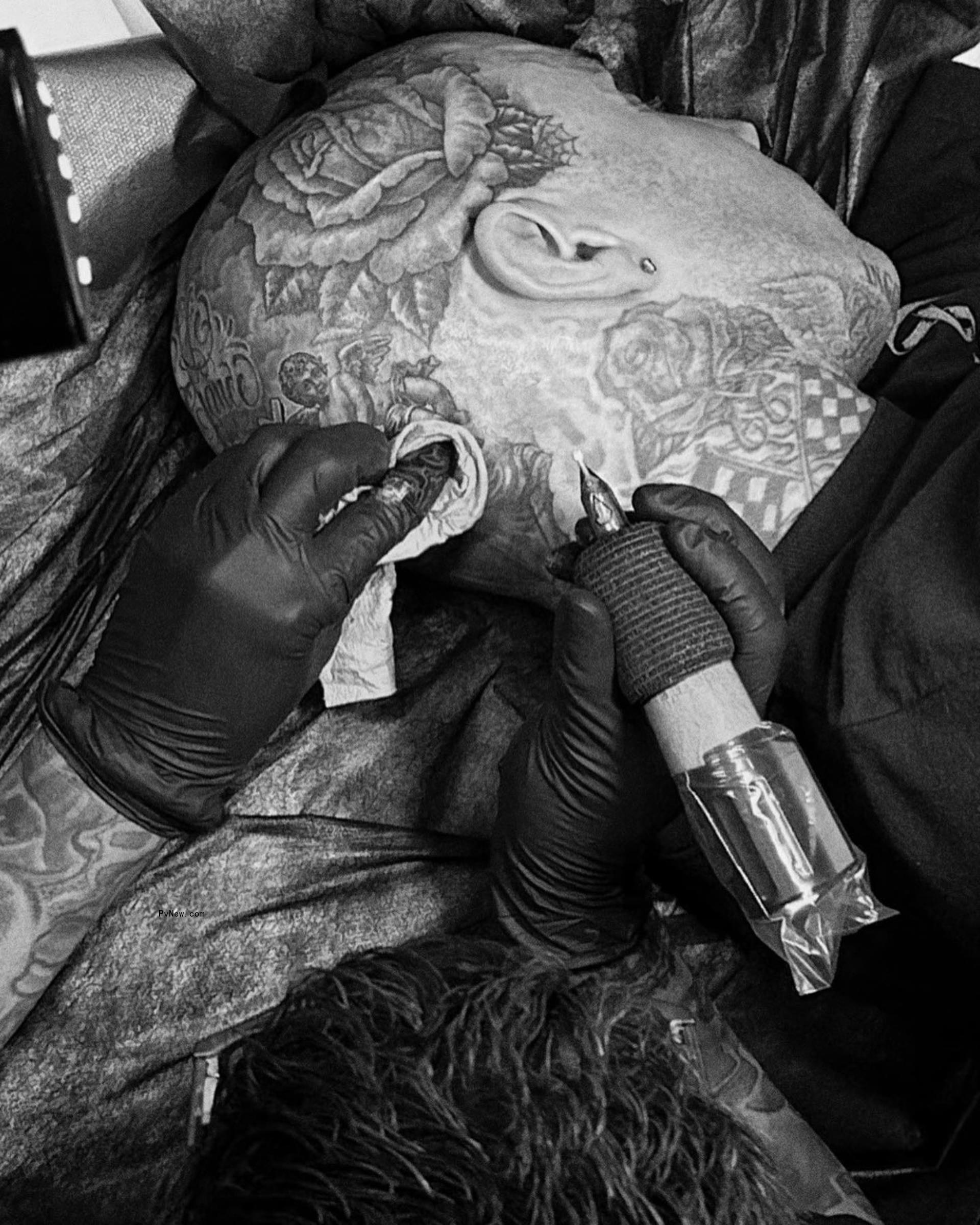 travis barker getting tattooed