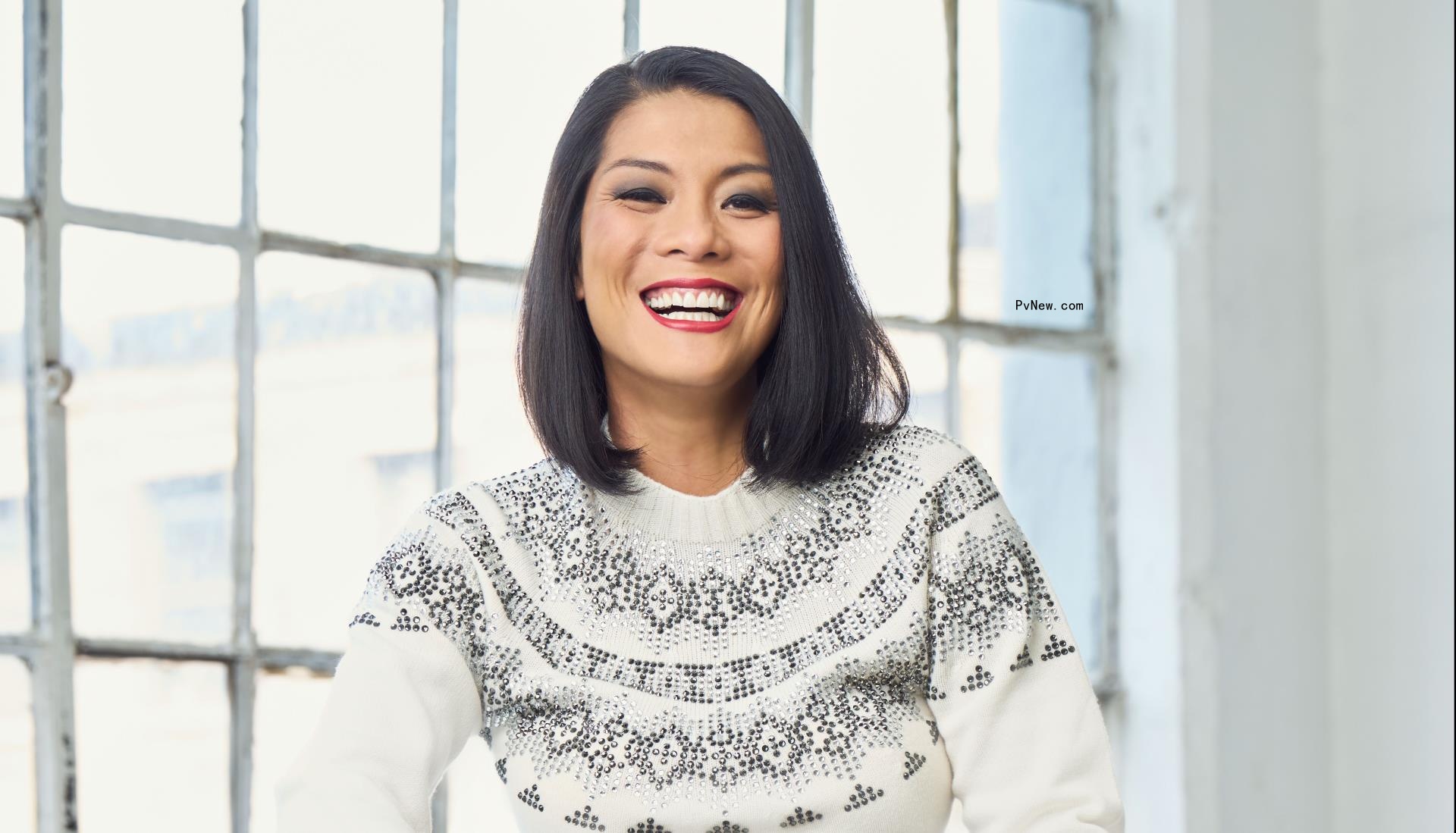 Christmas Artist Elizabeth Chan Had a Literally Back-Breaking Path to Collaborating With 6-Year-Old Daughter on New Holiday Single