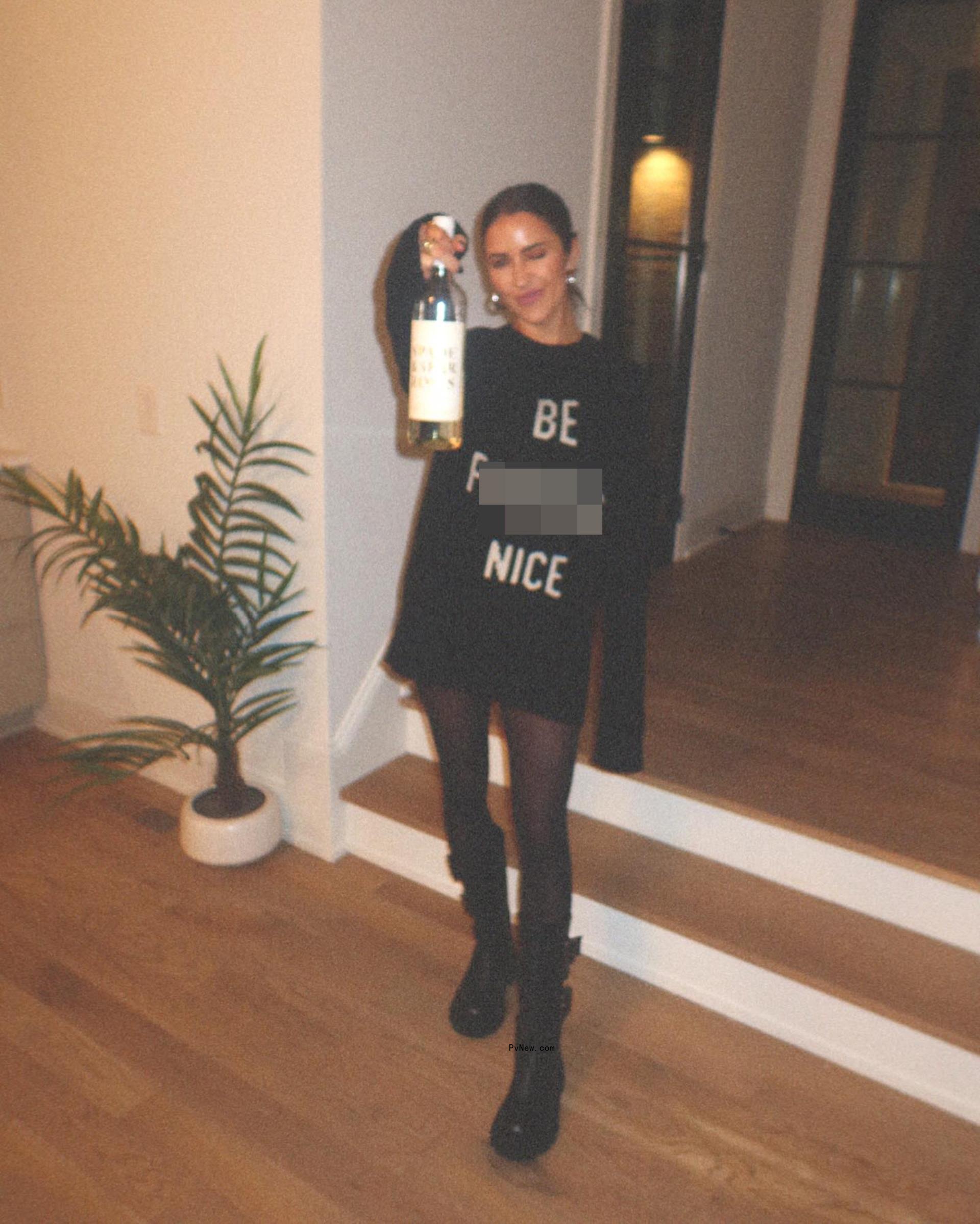 Kaitlyn Bristowe posing