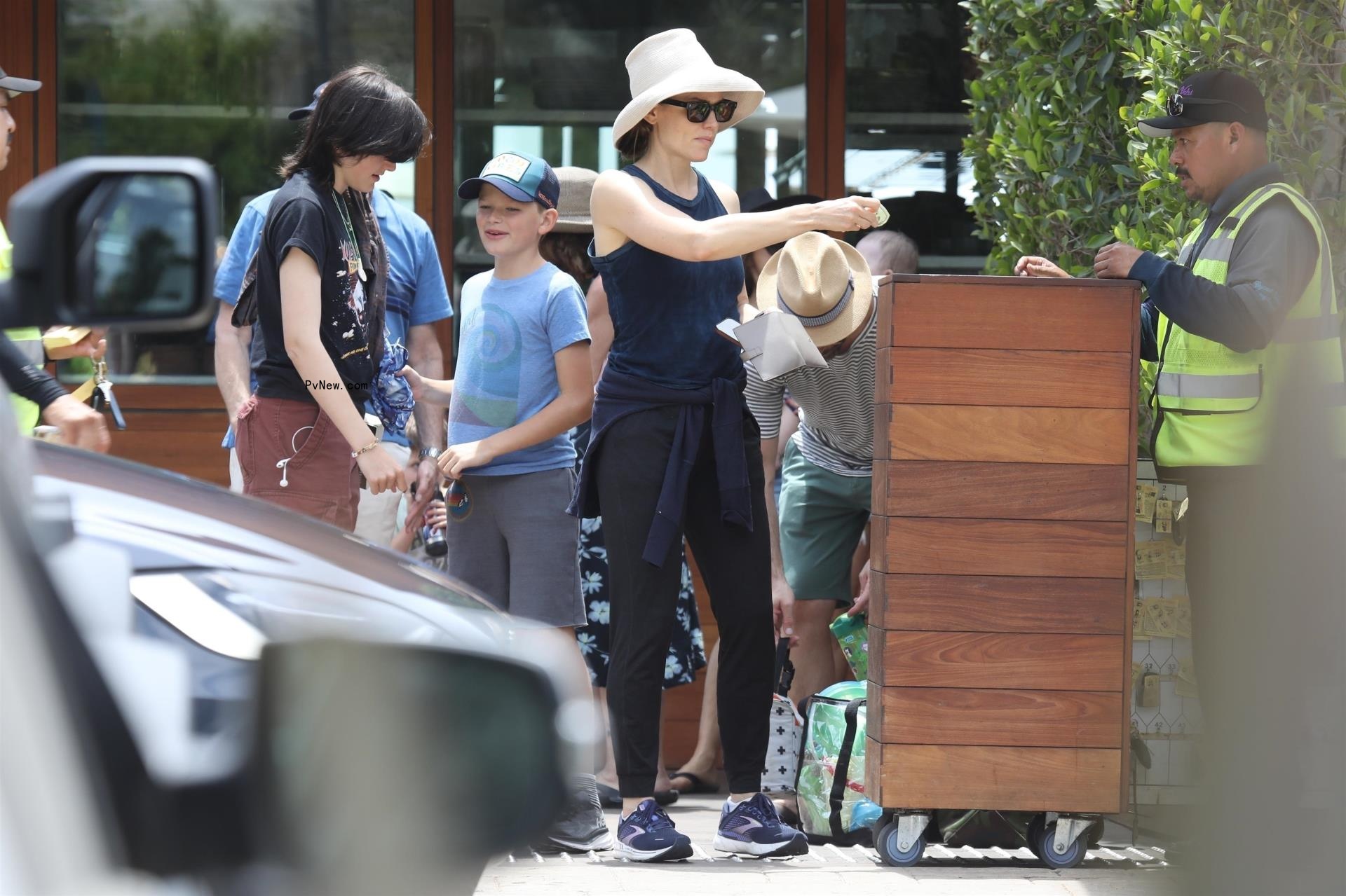 Jennifer Garner’s kids share sweet sibling moment while out to brunch with mom