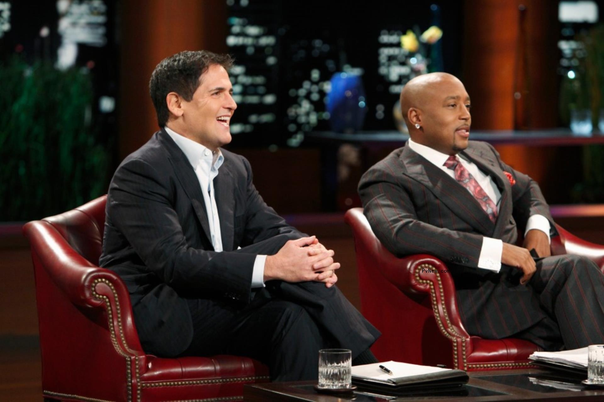 mark cuban and daymond john sitting in chairs