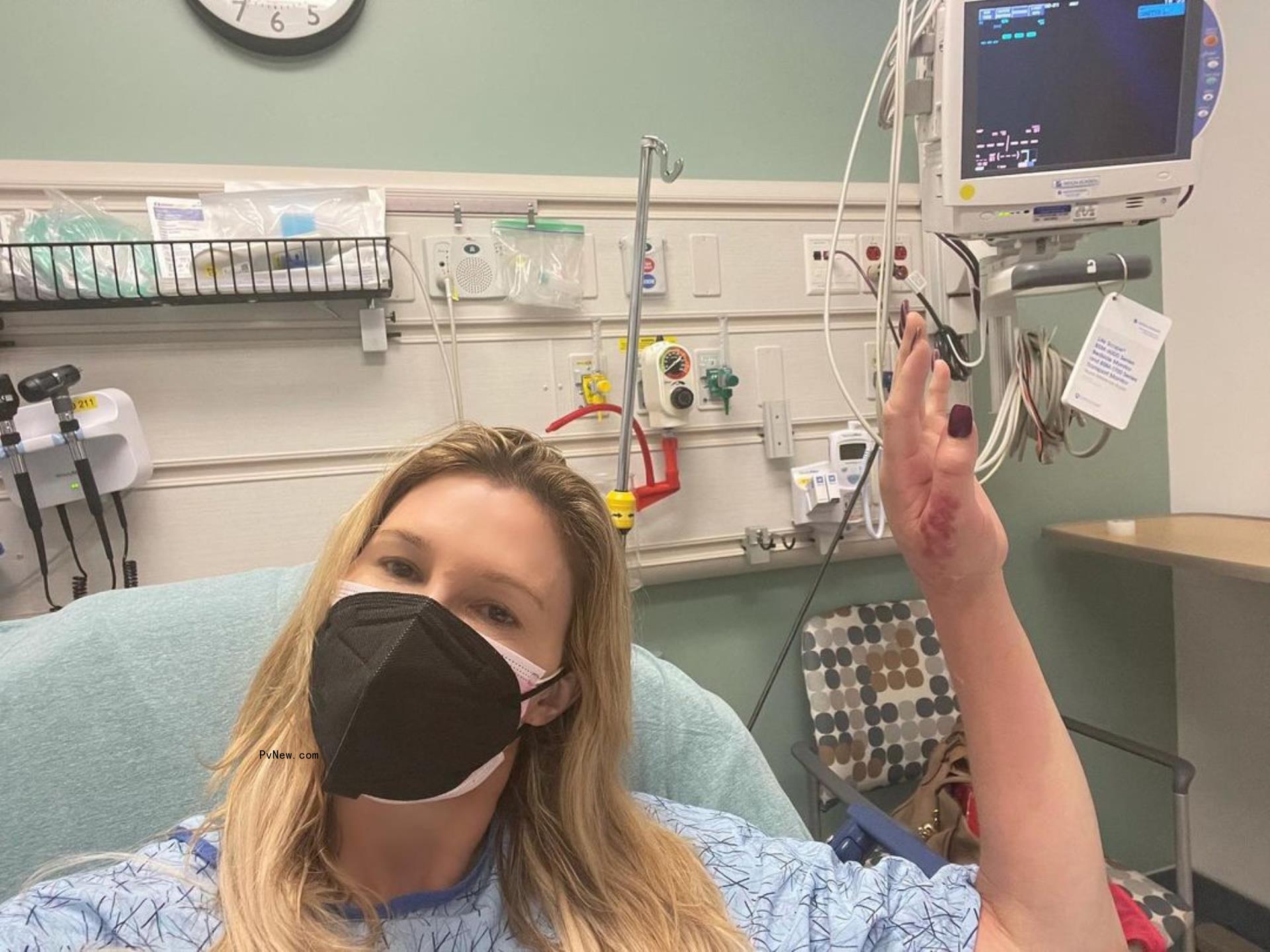 A selfie of Brandi Glanville in the hospital