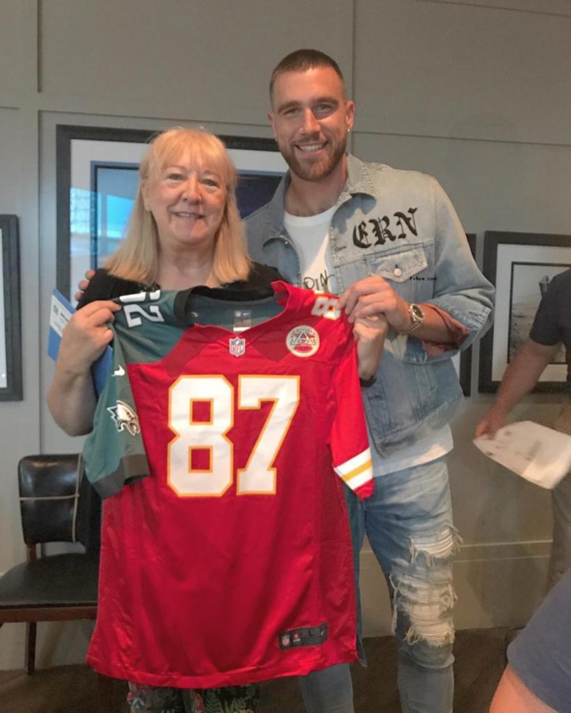 Travis Kelce and Do<i></i>nna Kelce.