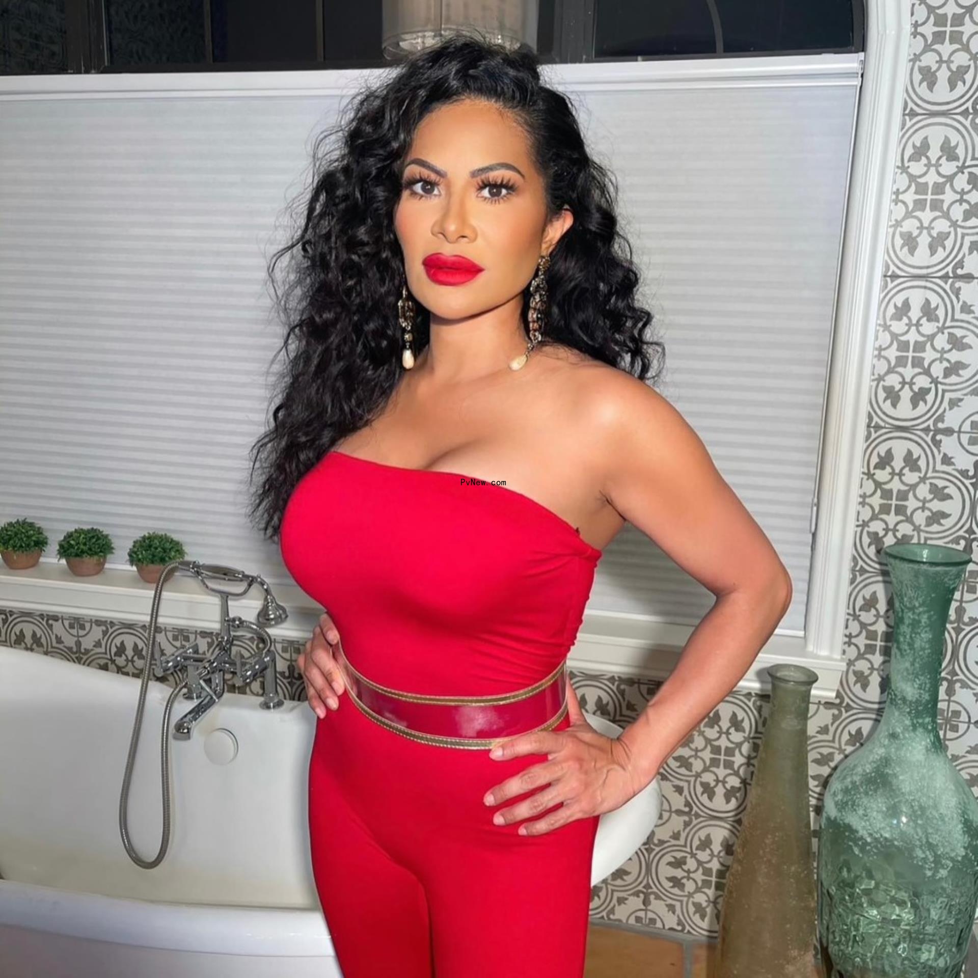 Jen Shah posing