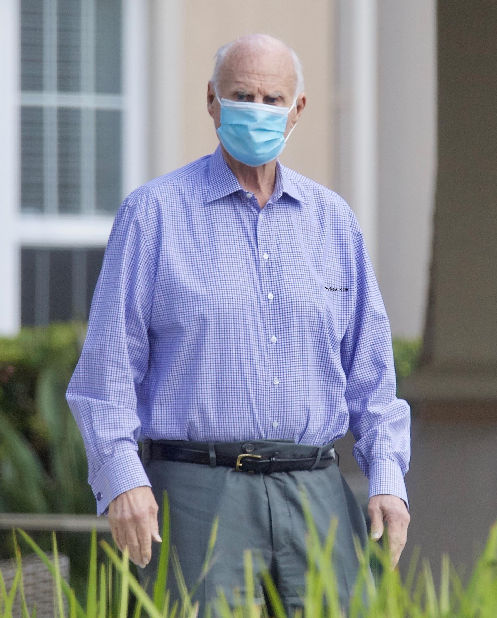 Tom Girardi with a face mask.