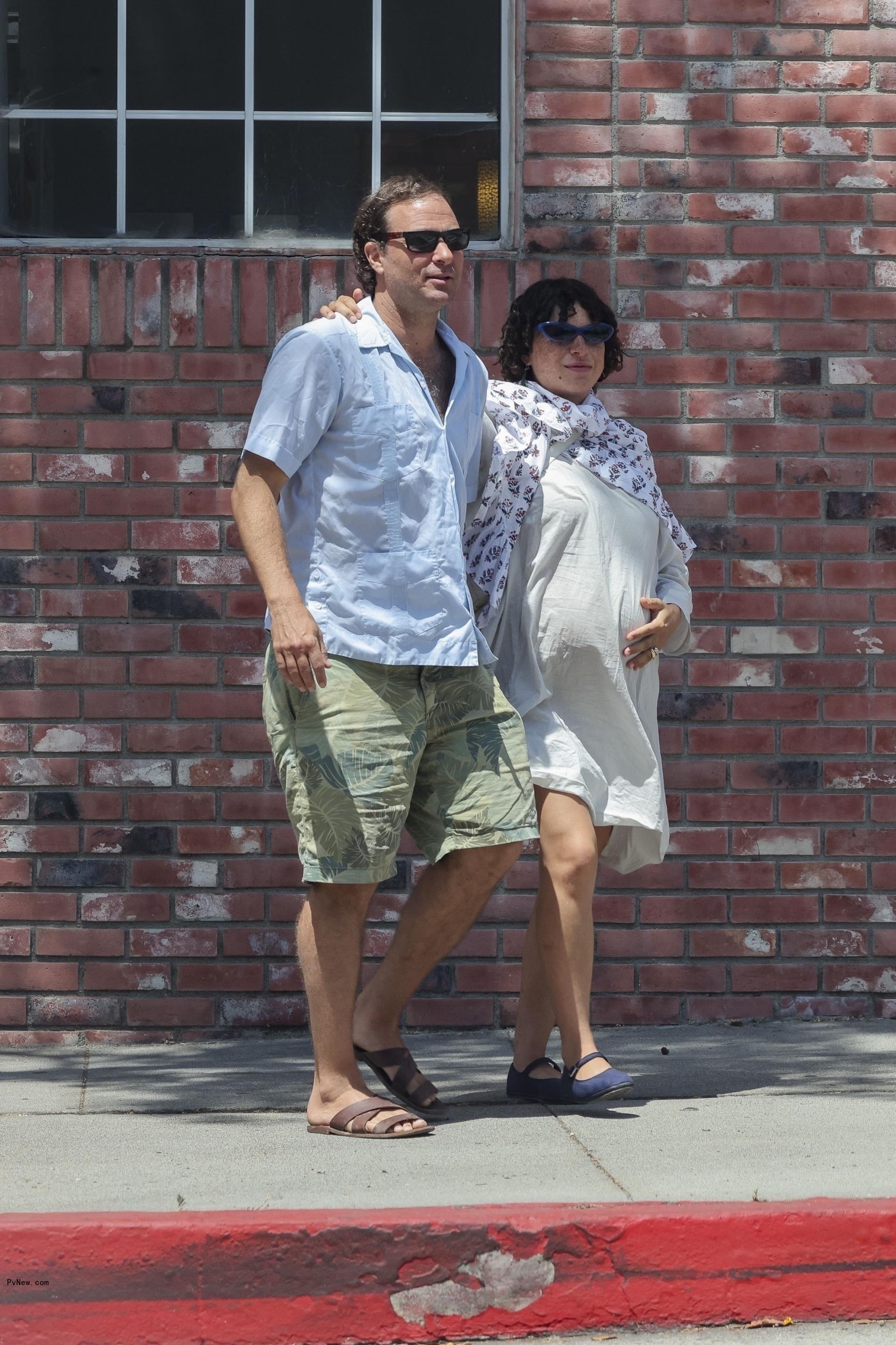 Alia Shawkat and a man