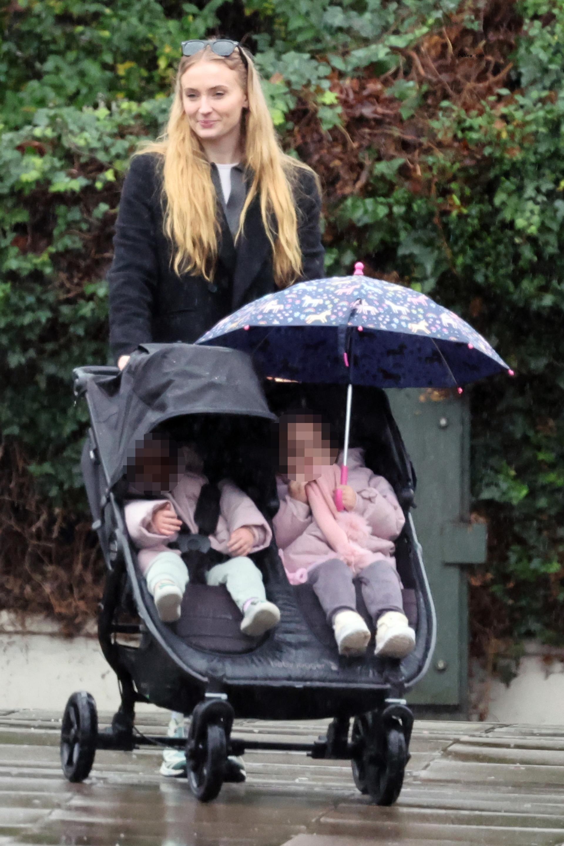 Sophie Turner with her daughters.