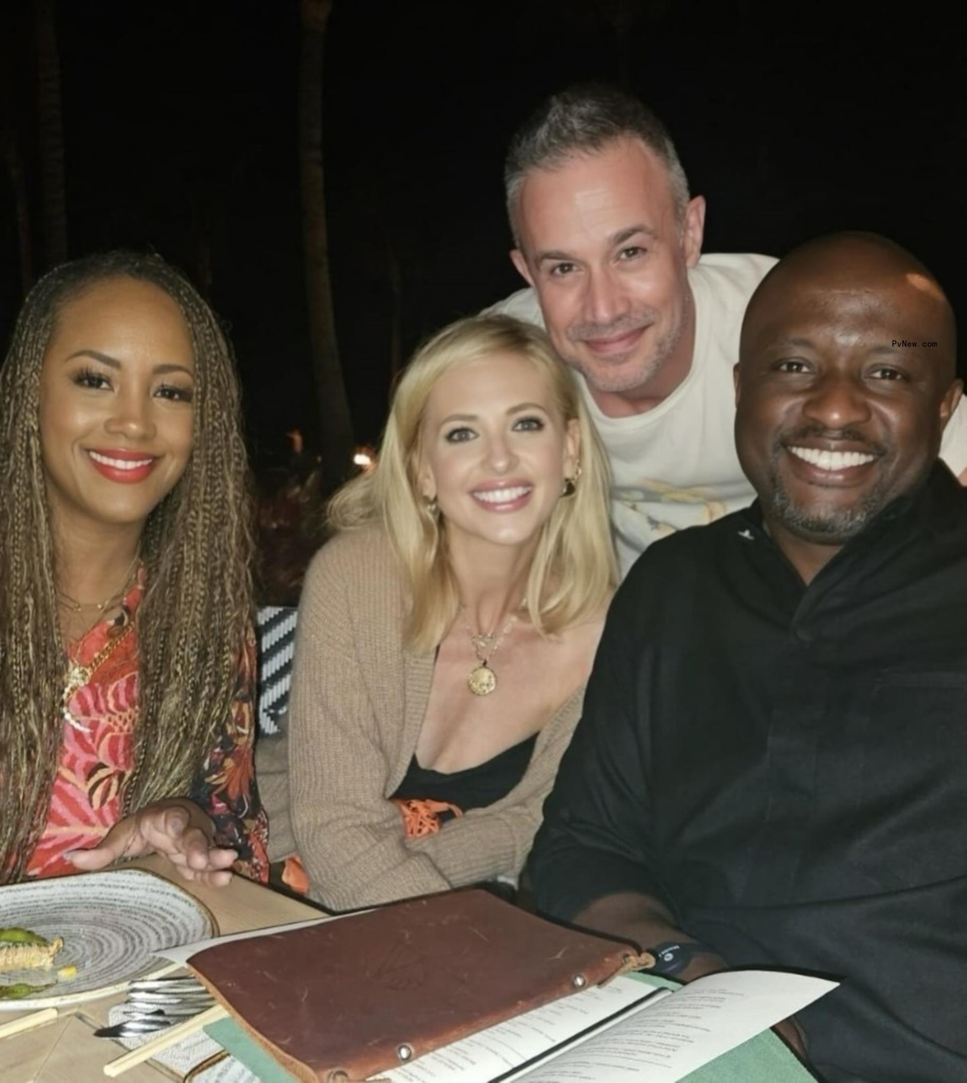 Sarah Michelle Gellar and Freddie Prinze Jr. with friends