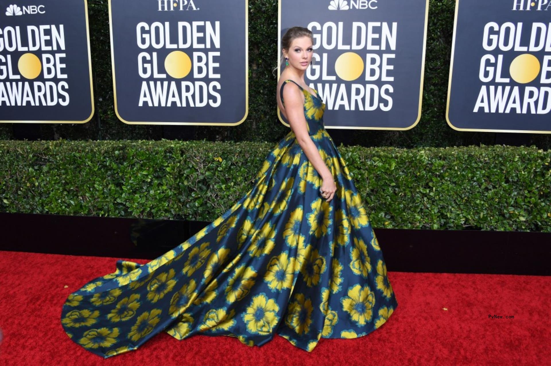Taylor Swift on the red carpet at the 2022 Golden Globes