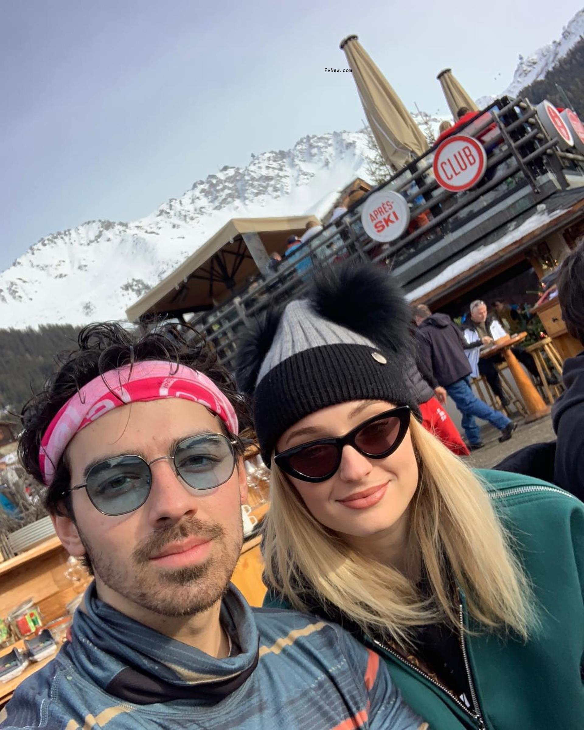 Joe Jo<i></i>nas and Sophie Turner selfie.