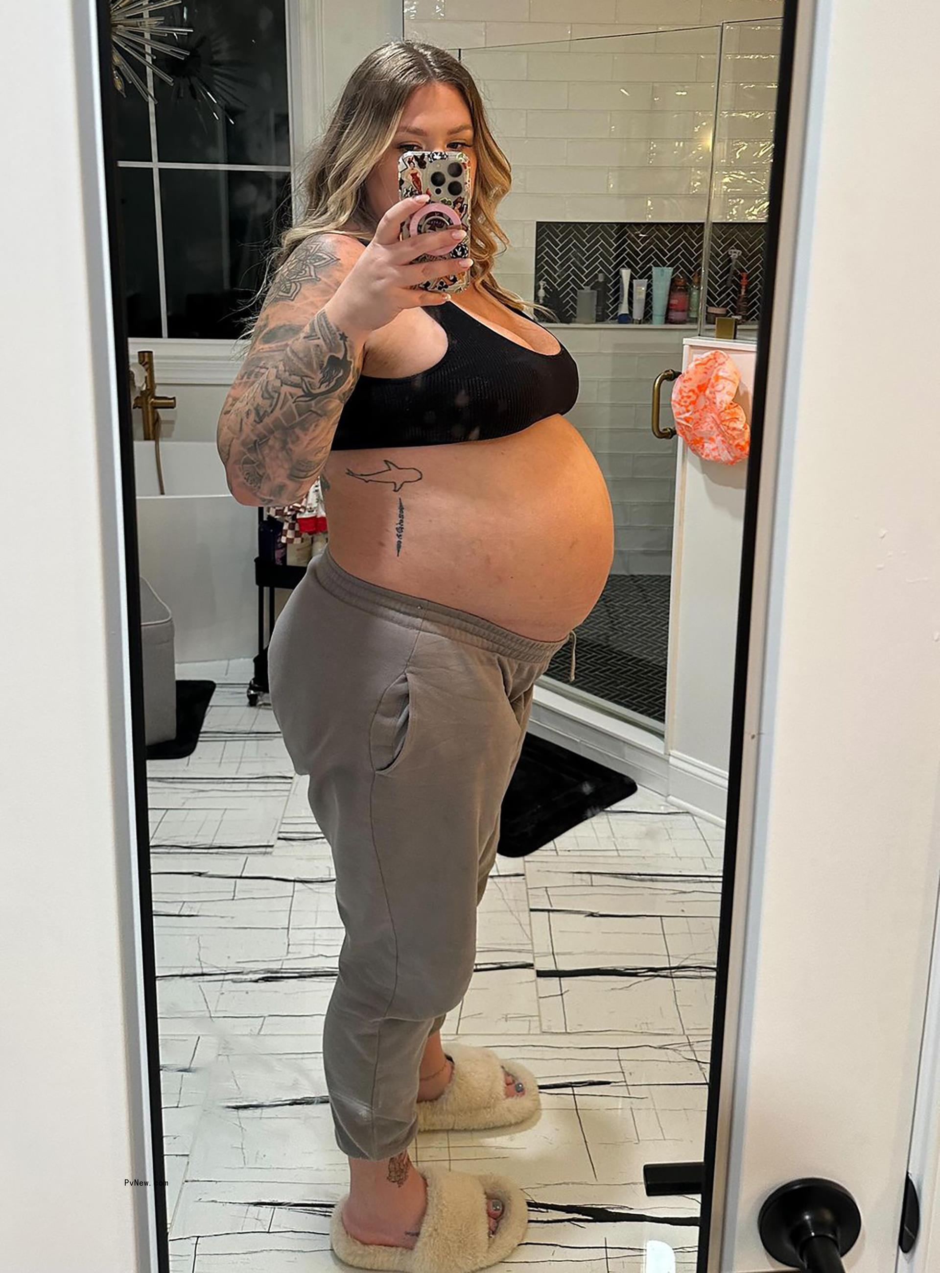 Pregnant Kailyn Lowry taking a selfie.