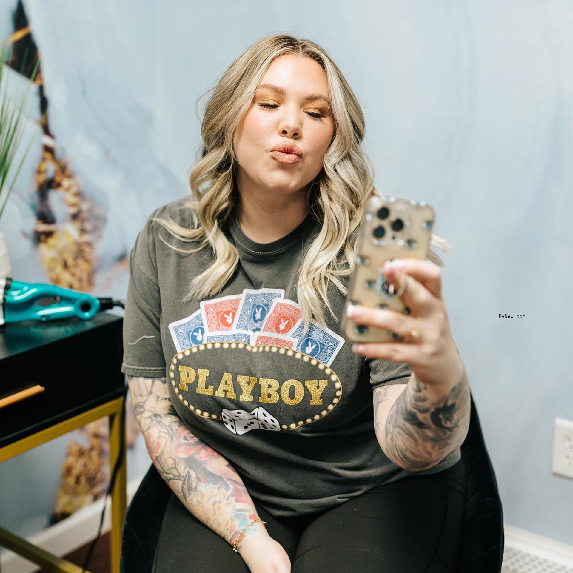 Kailyn Lowry taking a selfie.