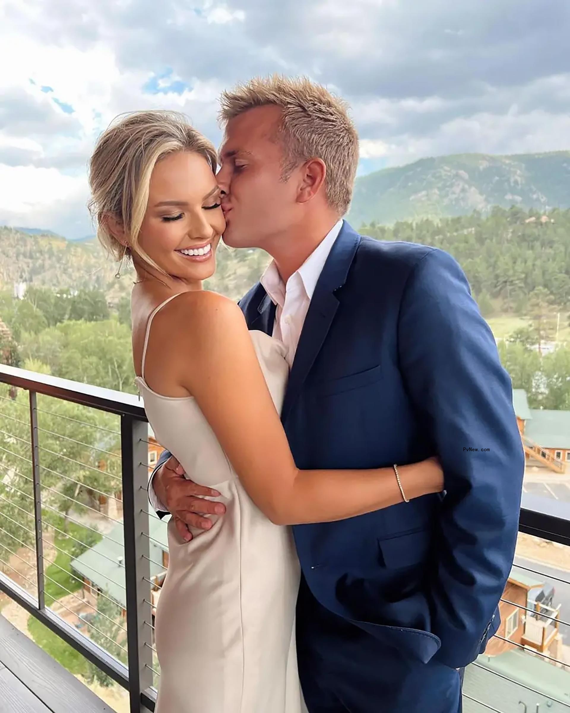 Chase Chrisley and Emmy Medder kissing.