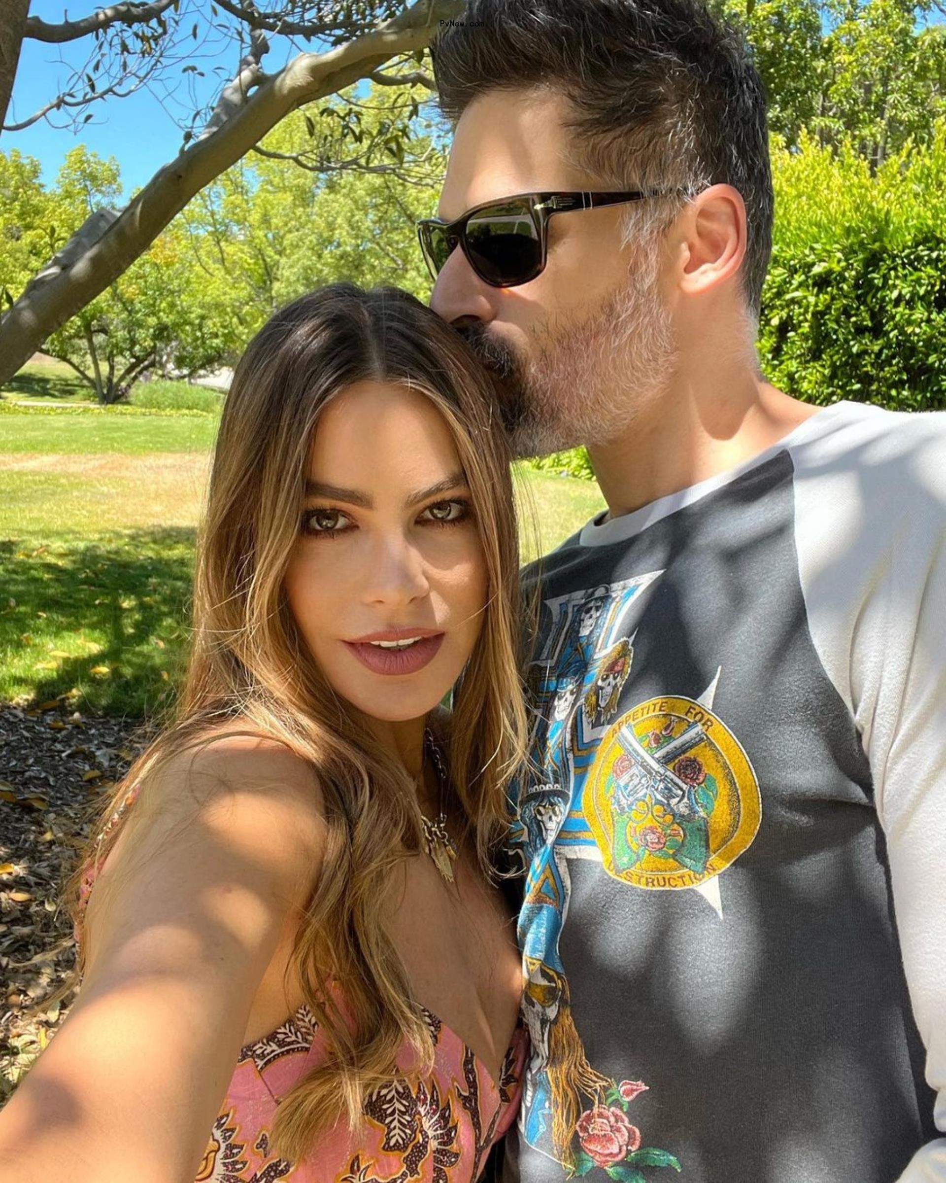A selfie of Sofía Vergara and Joe Manganiello.