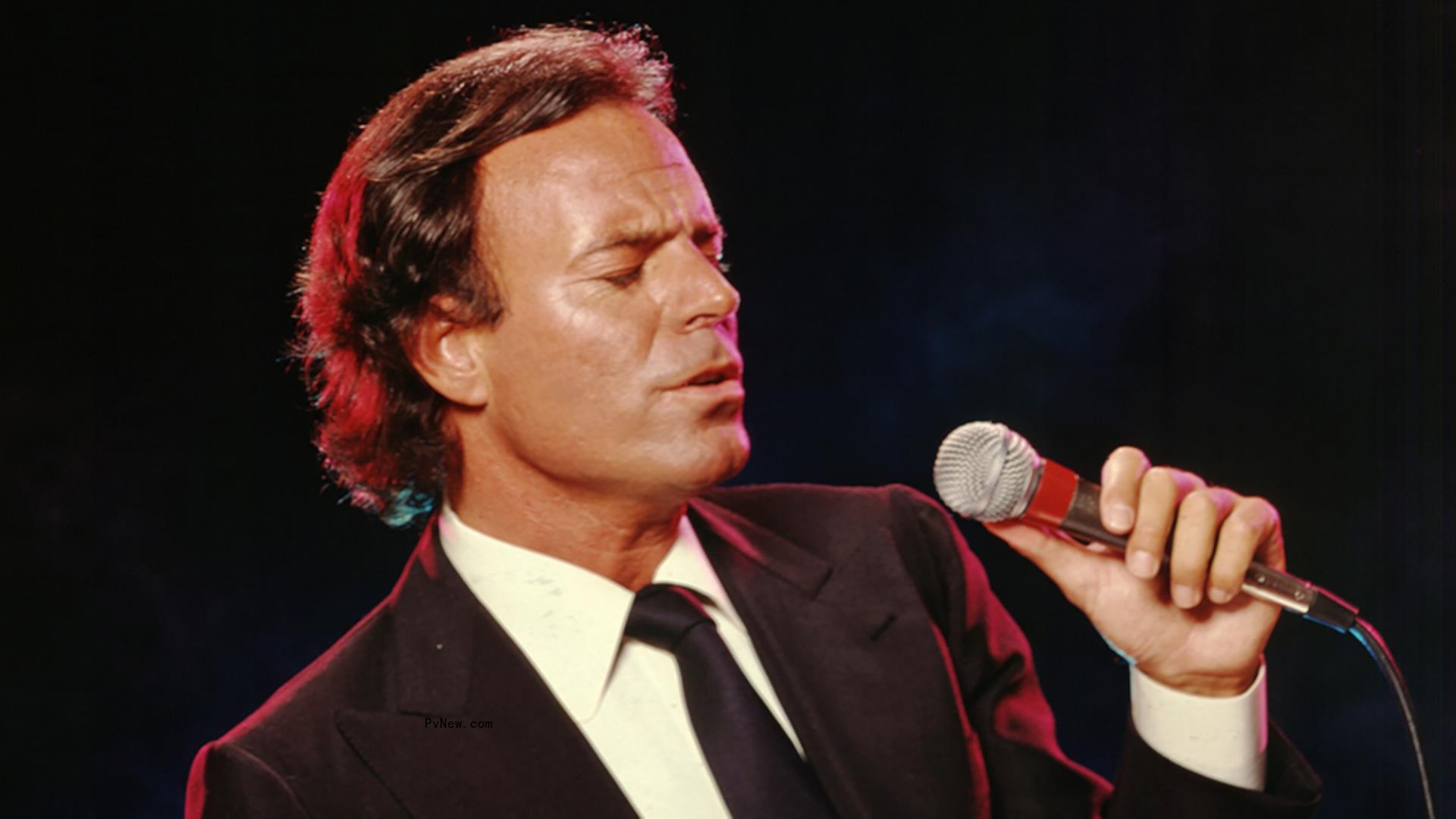Julio Iglesias and Netflix Strike Deal for Series a<i></i>bout Ico<i></i>nic Singer’s Life