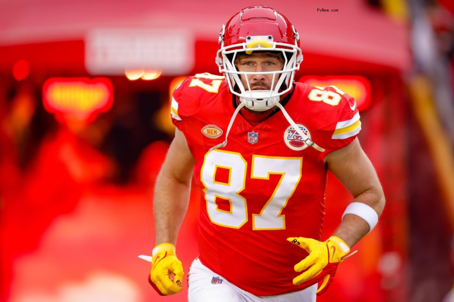 travis kelce on the football field