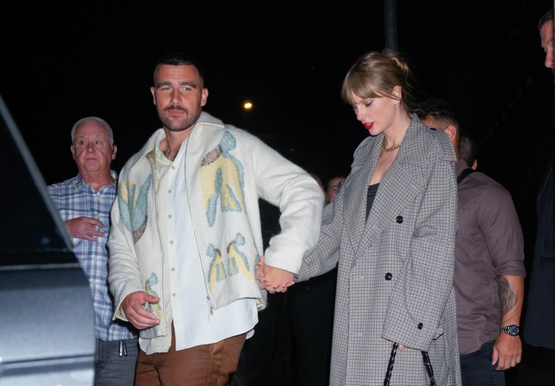 Taylor Swift and Travis Kelce walking