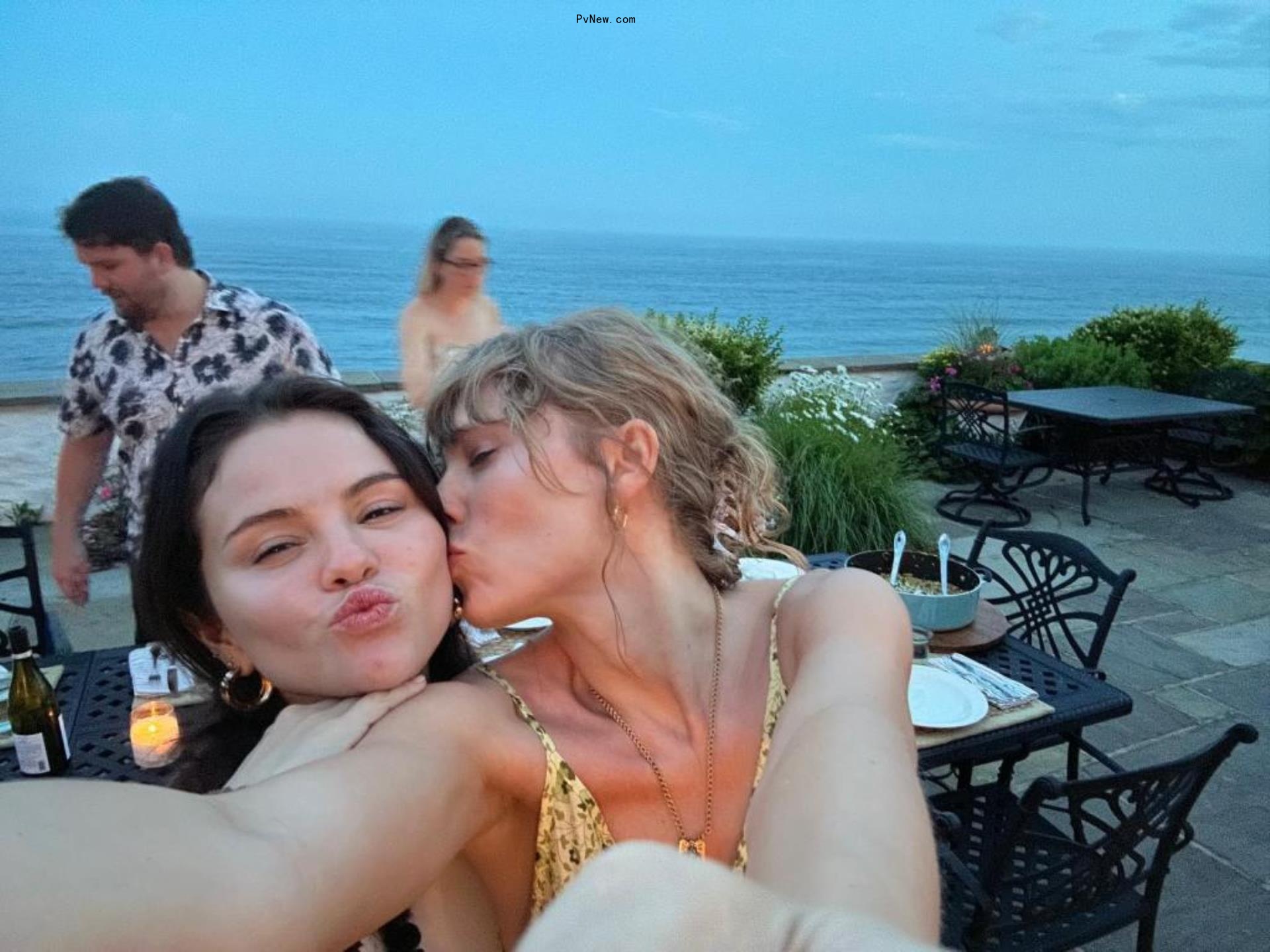 A selfie of Selena Gomez and Taylor Swift.
