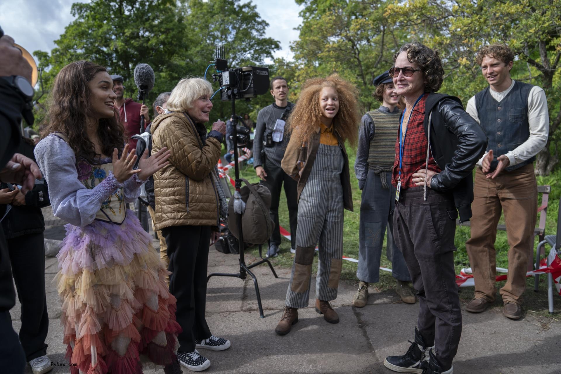 ‘Hunger Games: The Ballad of So<i></i>ngbirds and Snakes’: How Lucy Gray’s Rainbow Dress Co<i></i>nnects to Katniss