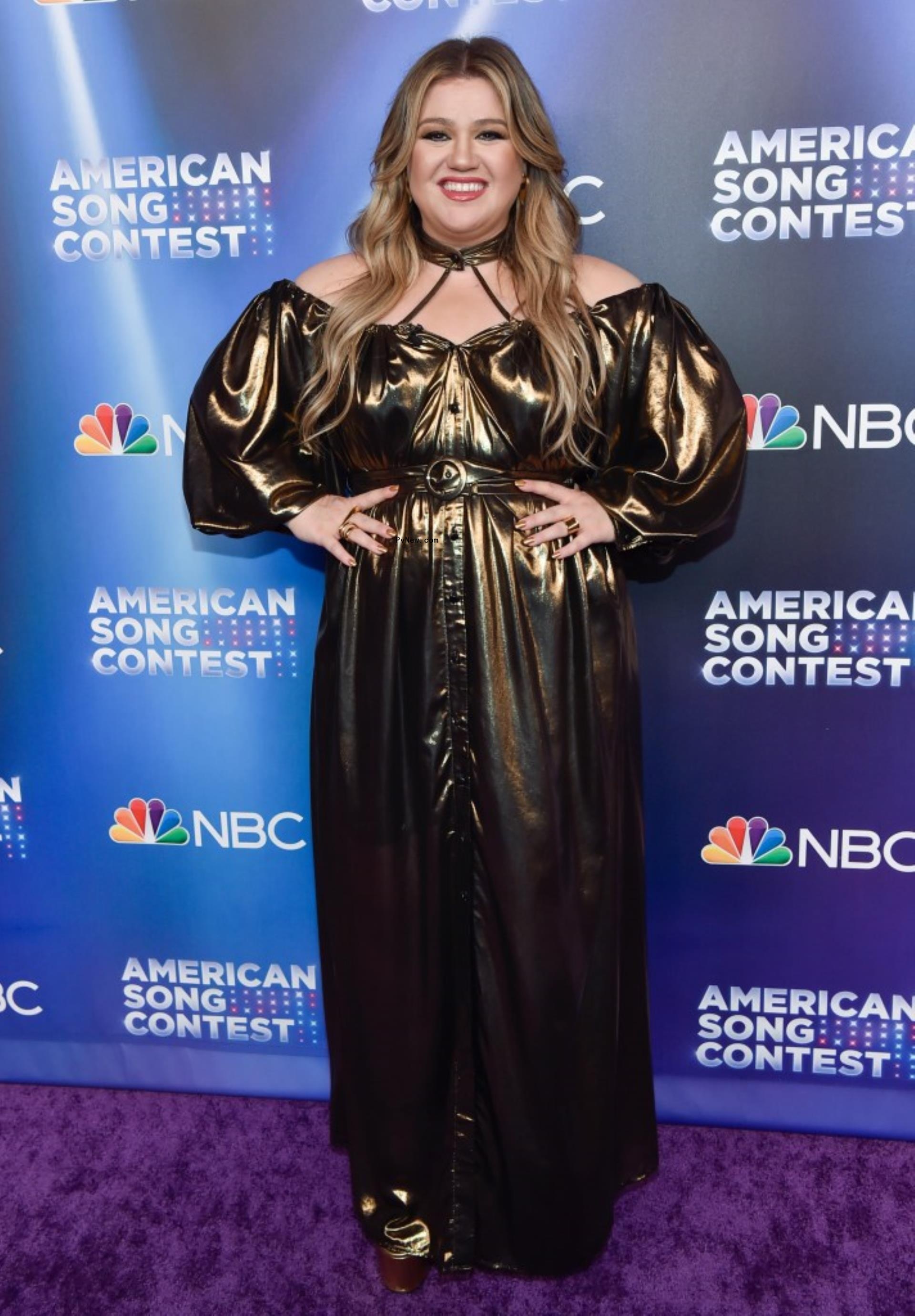 Kelly Clarkson jokes her stylists o<i></i>nly want to put her in ‘tight s–t’ after weight loss