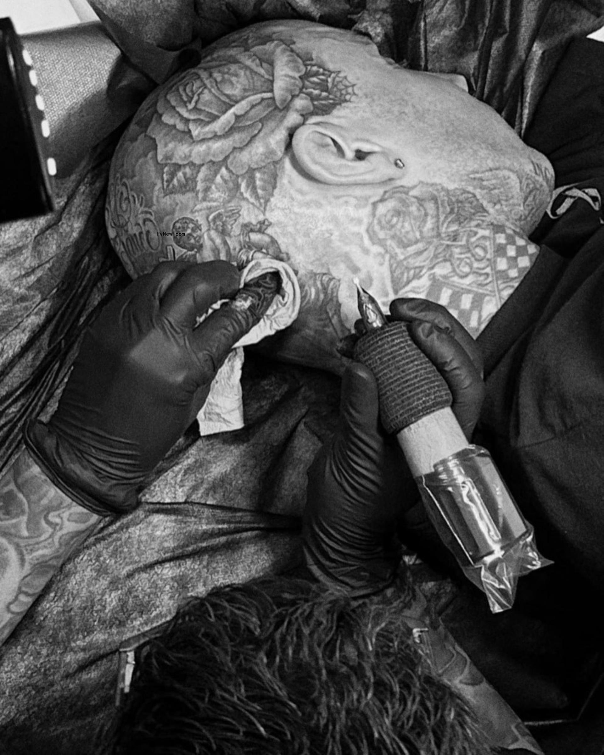 Travis Barker getting tattooed
