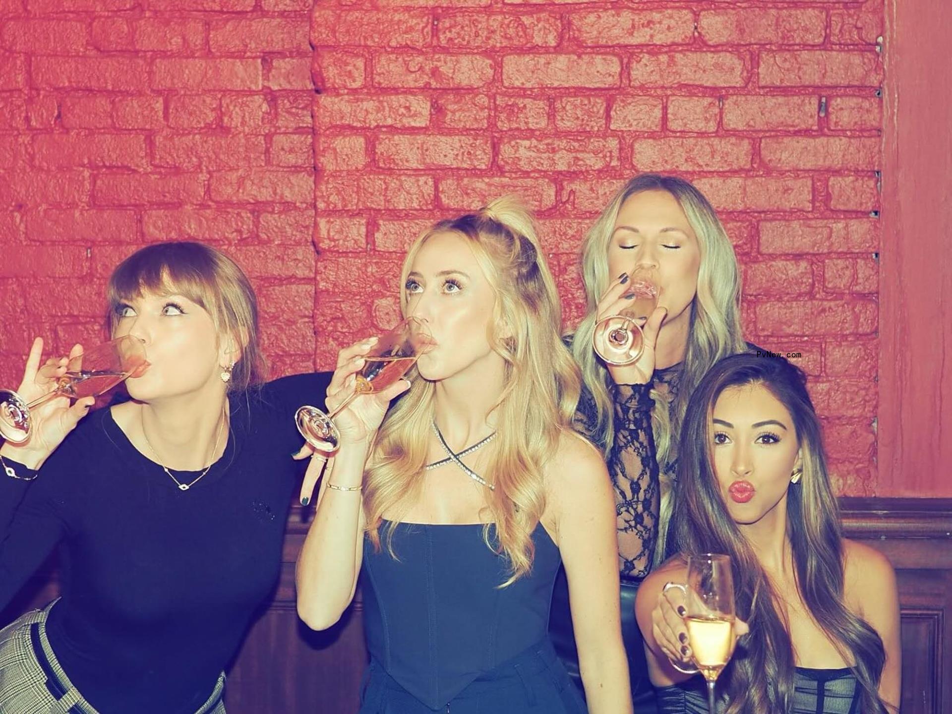 Taylor Swift drinking cocktails with friends.
