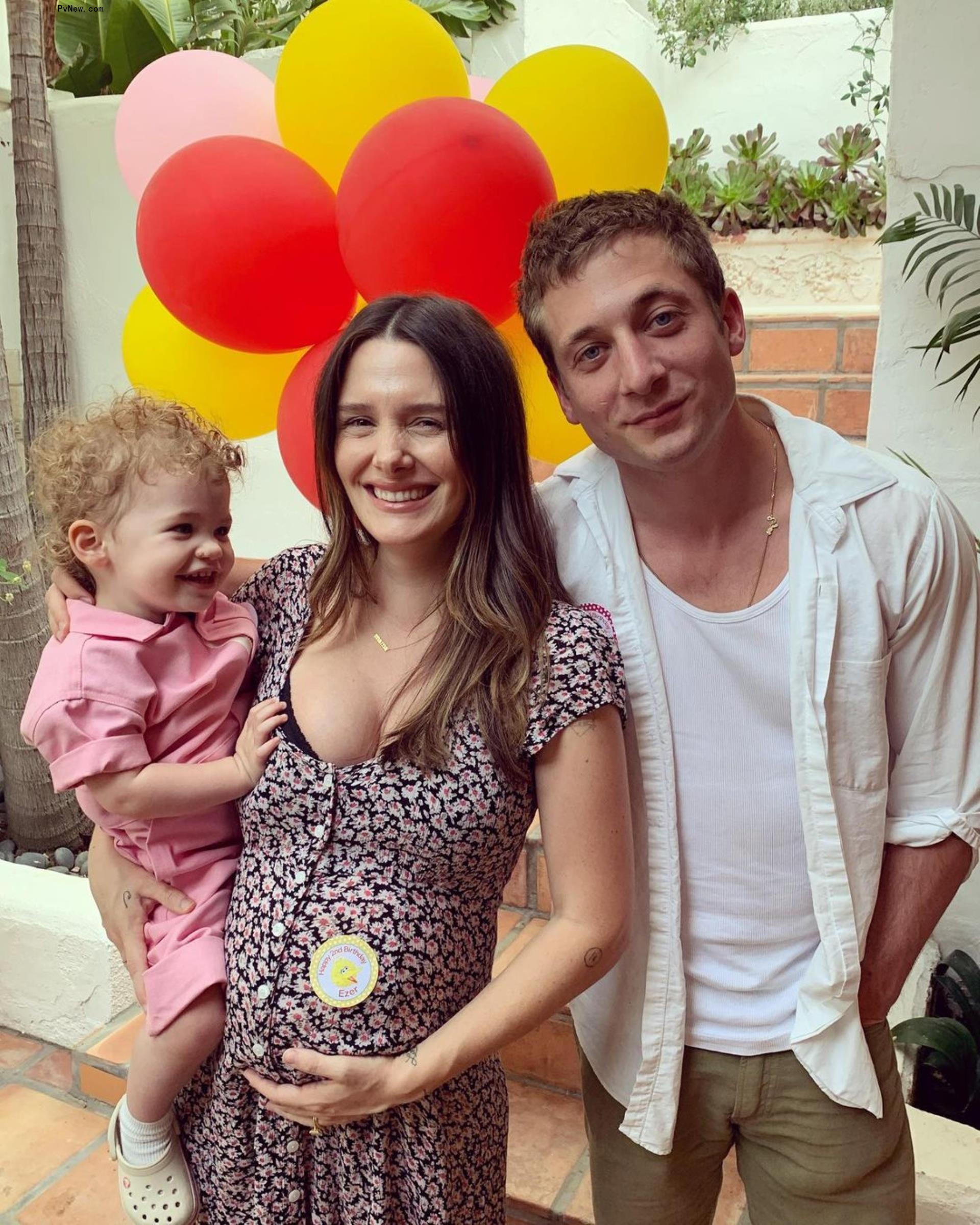 Jeremy Allen White and Addison Timlin