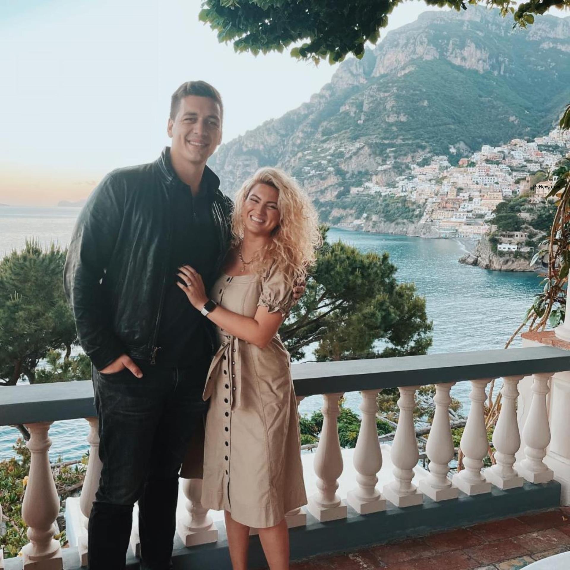 Tori Kelly and André Murillo.