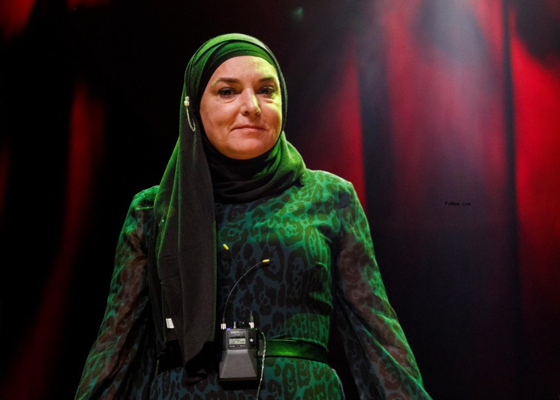 Sinéad O'Co<i></i>nnor wearing a headscarf.