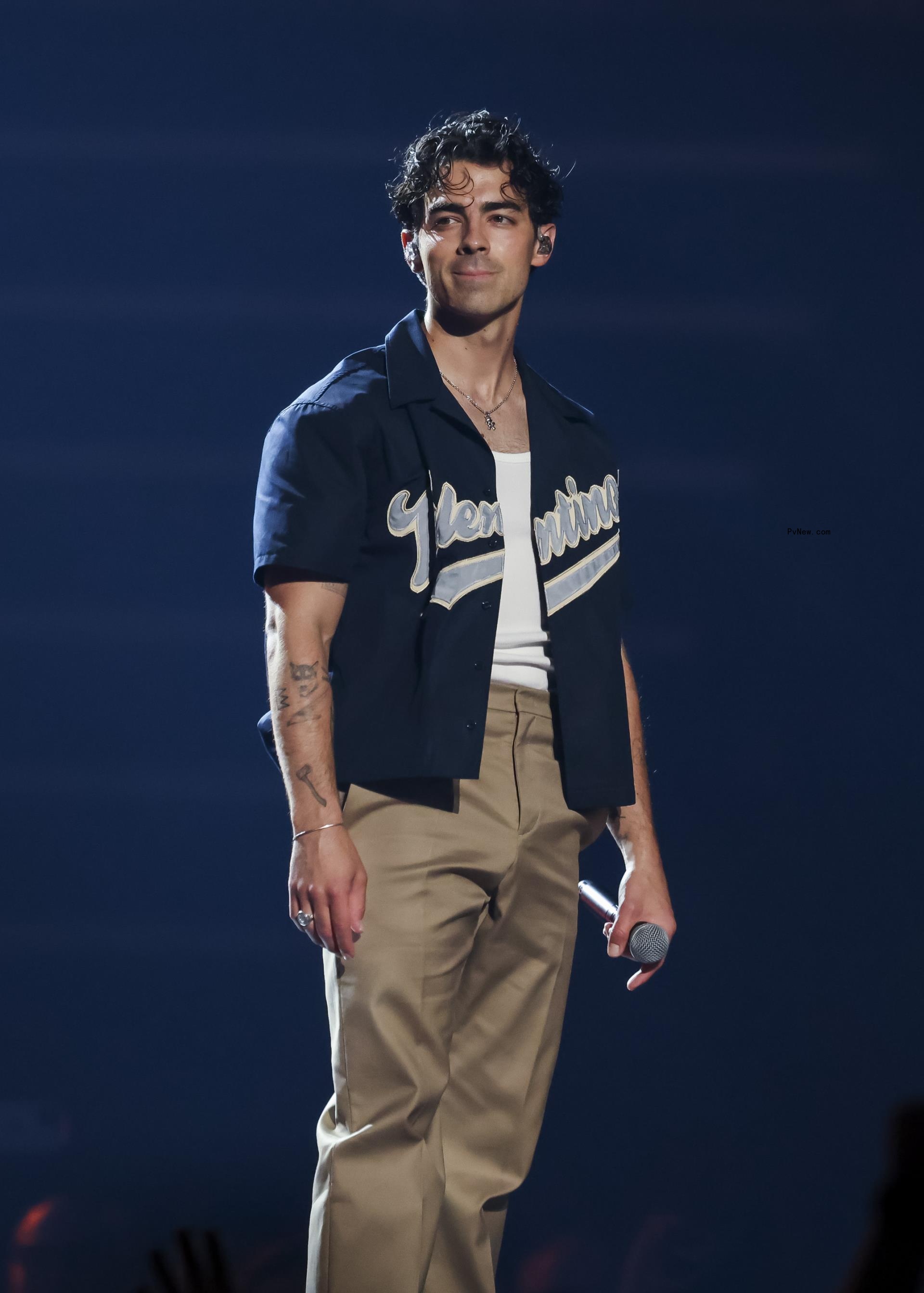 Joe Jo<i></i>nas on stage