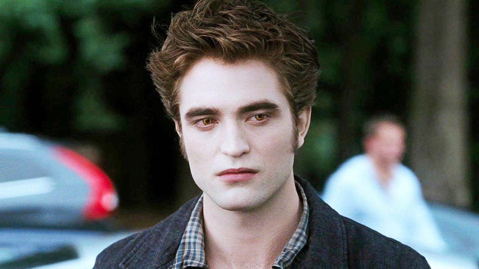 ‘Twilight’ Director Says Studio ‘Didn’t Believe’ Robert Pattinson Was Attractive Enough at First and Asked Her: ‘Can You Make This Guy Look Good?’