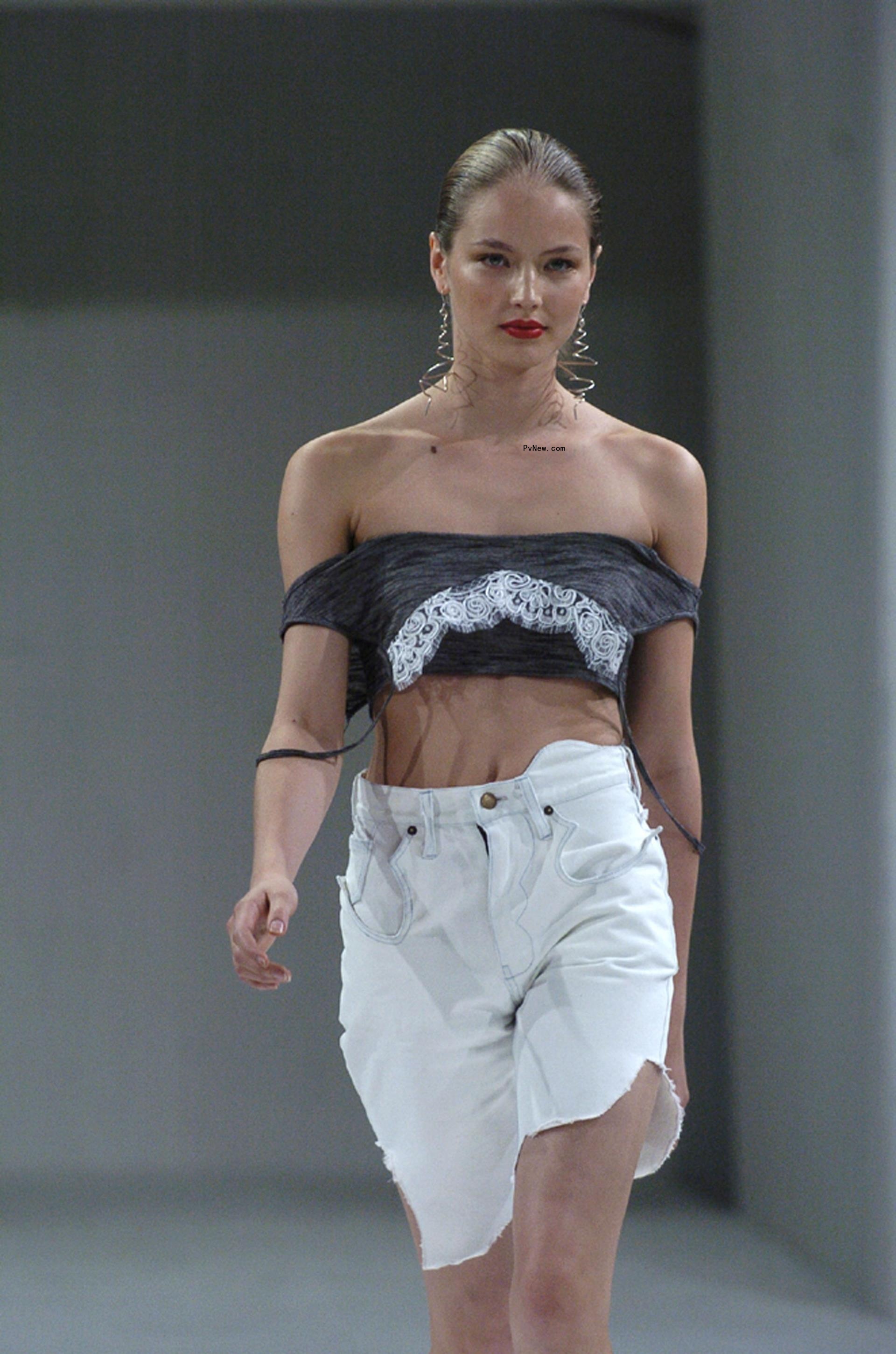 Ruslana Korshunova walking a runway.