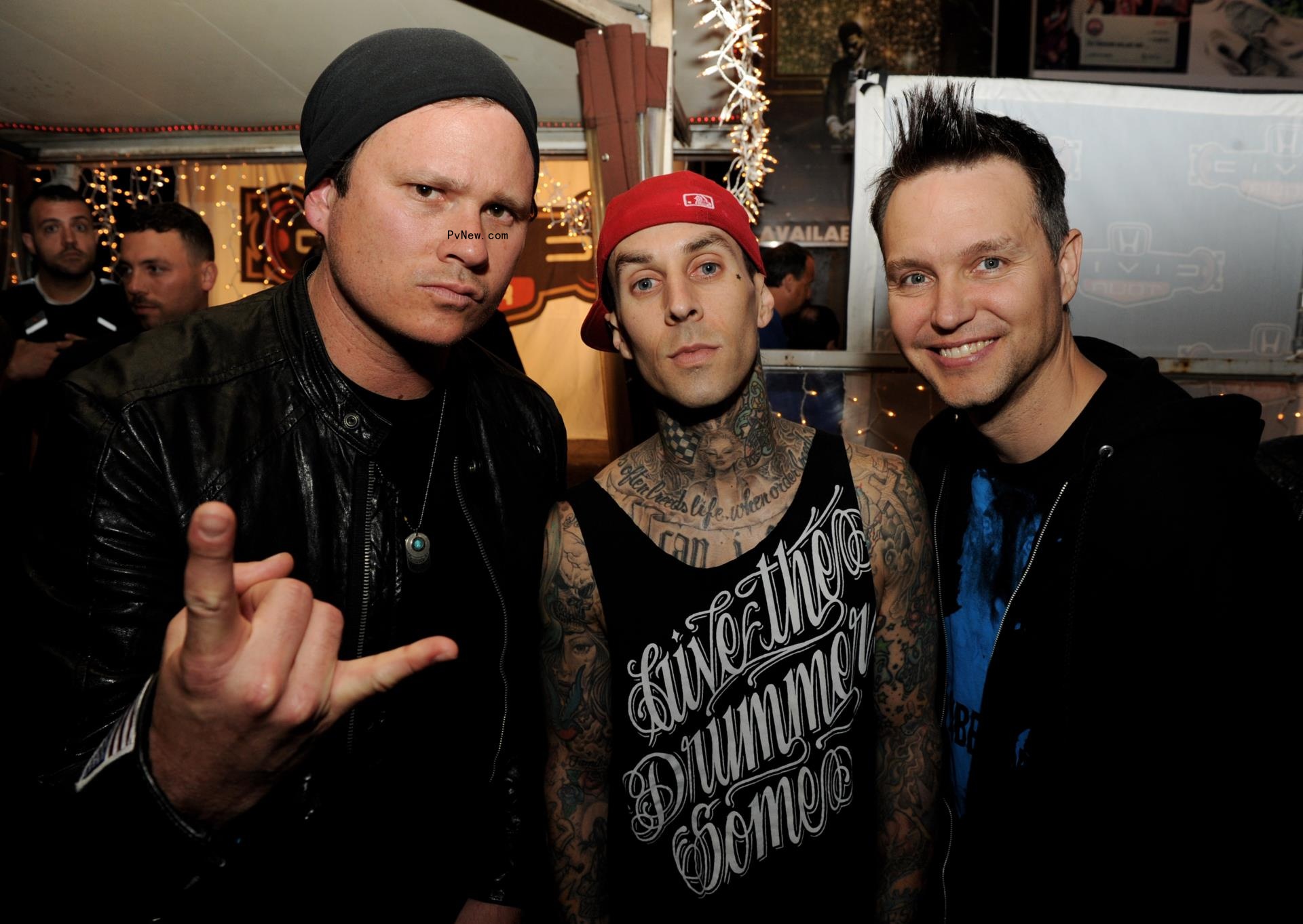 Tom DeLonge, Travis Barker and Mark Hoppus posing for a photo together 