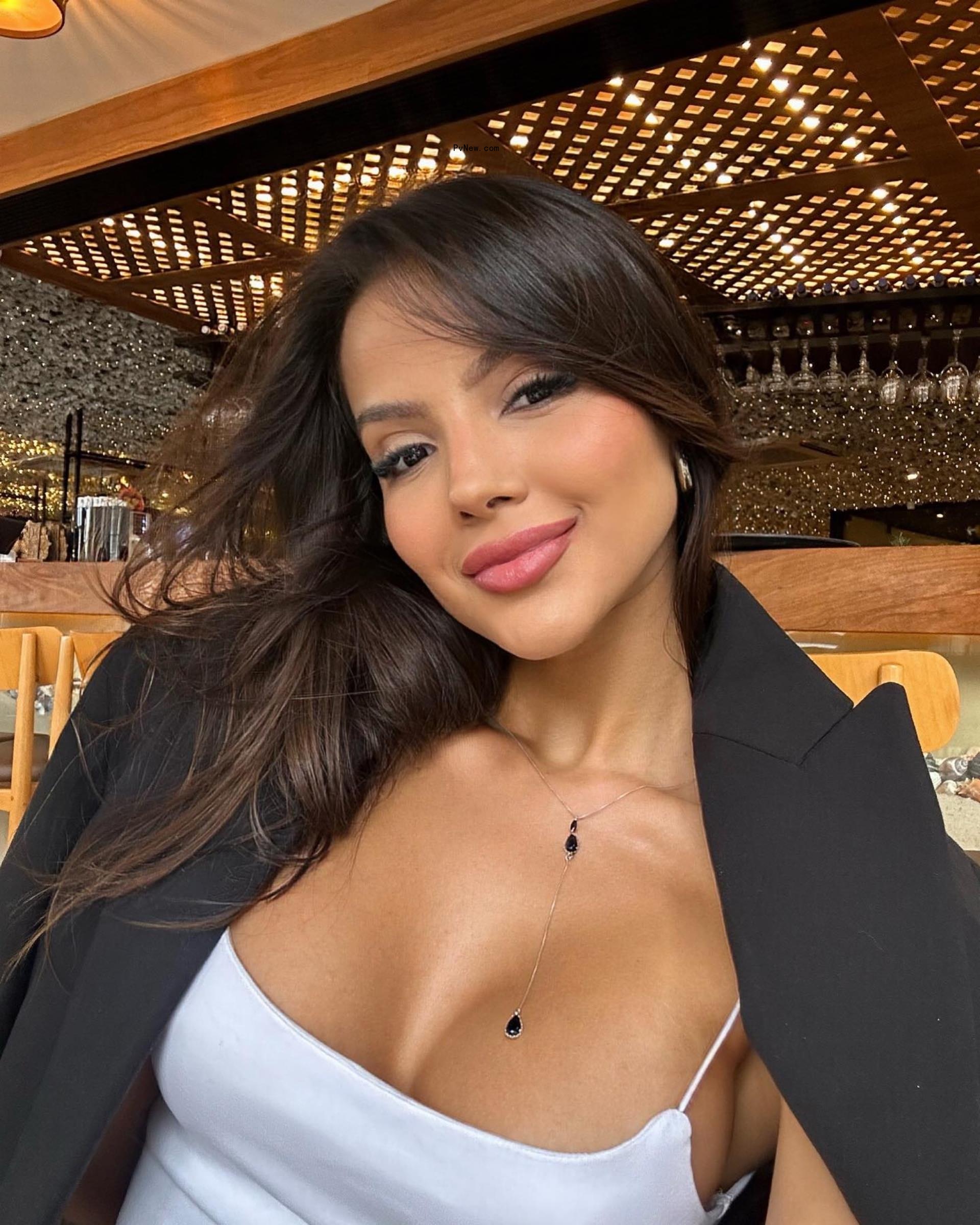A selfie of Luana Andrade.
