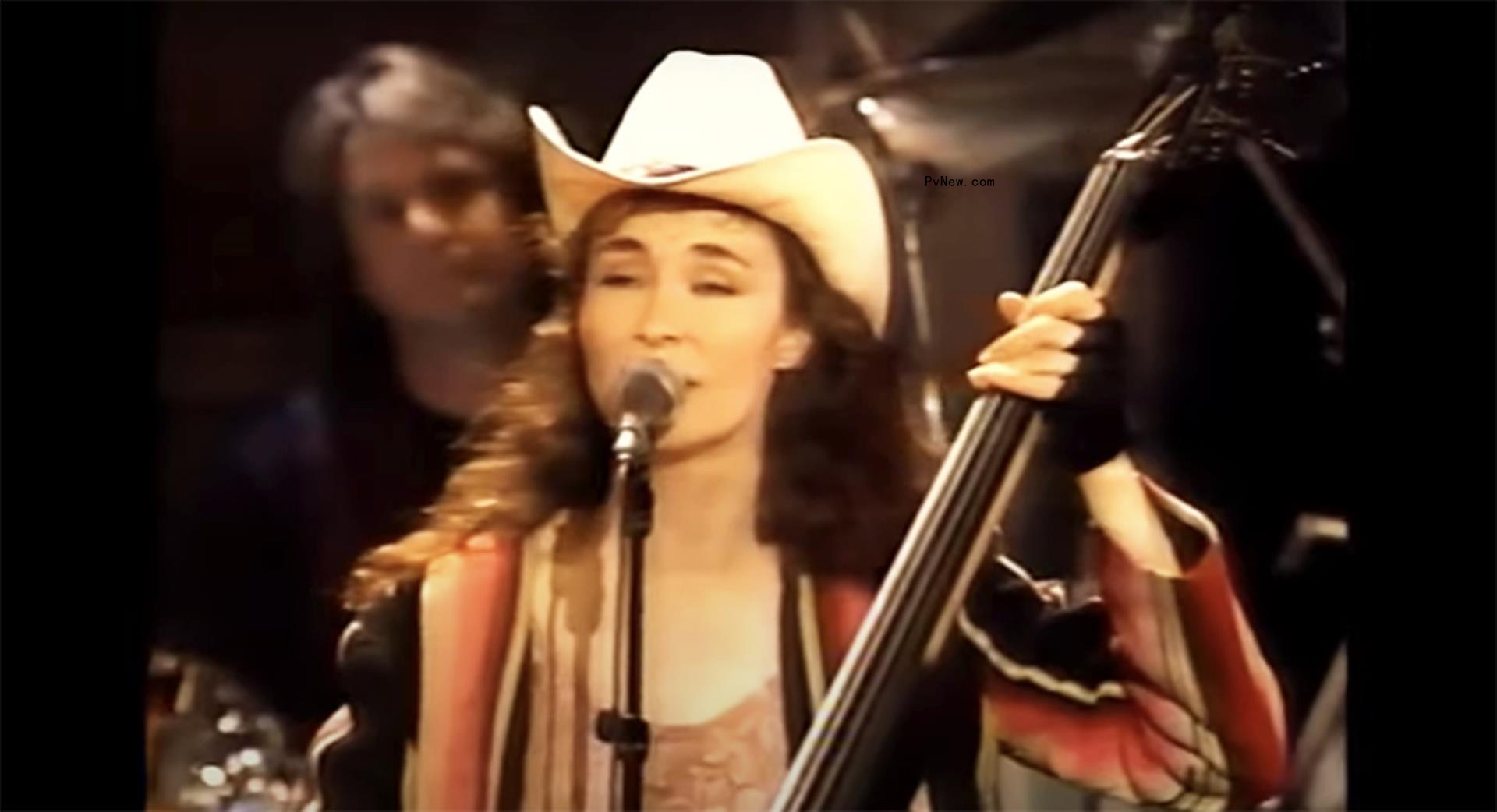 Laura Lynch singing