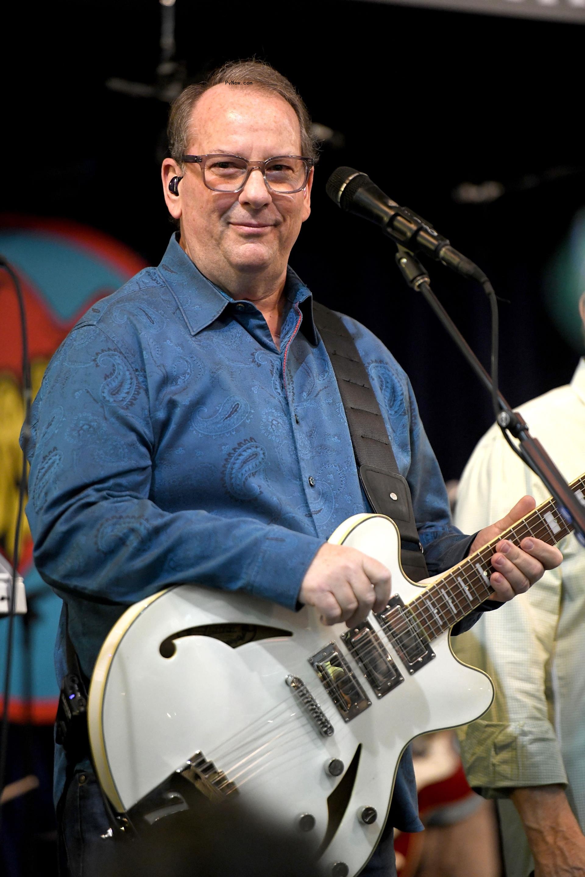 Jeffrey Foskett performing.