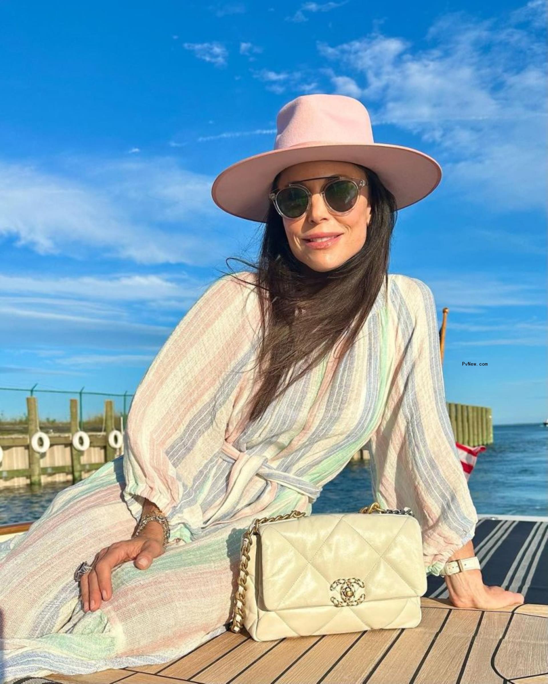 Bethenny Frankel in a hat at the beach.